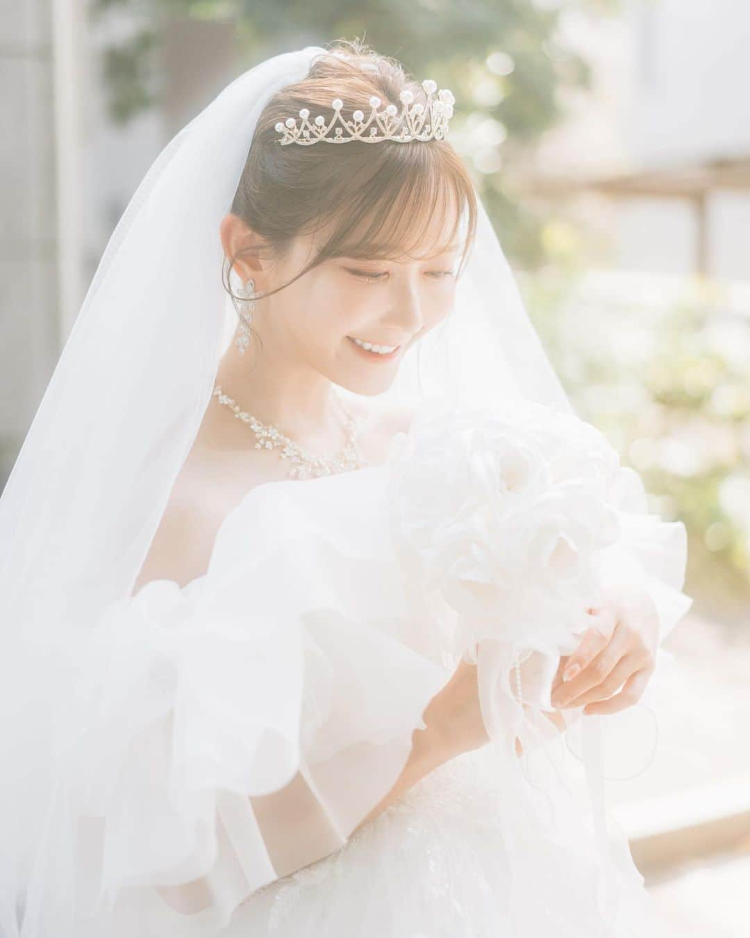 ♡プラコレWedding·⋆*さんのインスタグラム写真 - (♡プラコレWedding·⋆*Instagram)「. @placole_dressy【#DRESSY花嫁 】 【#プラコレ】をつけて投稿&フォローしてね♩ . ＝＝＝＝＝＝＝ . 人気モデルの菅野結以さん（@yui_kanno ）が フォトウェディング専門スタジオ「Studio Roseveil」の オリジナルウェディングドレスを製作👗🤍  「女性にとってウエディングドレスを着ることは 新しい人生をはじめるための正装であり、着る誓いであり、 少女の心を引き出して女性の美しさを増幅させる、 1日限りの魔法のような特別なもの」  菅野結以さんの魅力とファッションセンスが詰まった、 一着で12変化するドレスデザインをぜひチェックしてみて🔖 . ＝＝＝＝＝＝＝＝ 👗photo by... @yui_kanno さま @studio.roseveil さま ＝＝＝＝＝＝＝＝ . 『#DRESSY花嫁』『#プラコレ』の ハッシュタグをつけて写真をUPしてね✦ 花嫁アプリ『DRESSY by プラコレ』の 記事に掲載＆リグラムされるかも♩ . みなさまからのいいねや保存 コメントをお待ちしています♥ 「このウェディングドレス可愛い！」 「ヘアスタイルも気になる！！」 「今の花嫁さんの流行りは！？」etc. . ＝＝＝＝＝＝＝＝ 花嫁アプリでは、 プロのアドバイザーに結婚式の相談を何度でも♡ ウェディングドレスの記事や、 自分のウェディングレポを残せちゃう♡” . >>>TOPのURLからcheck ⋈ @placole_dressy >>>結婚のご相談は プラコレウェディングアドバイザーへ♡ @wedding_adviser >>>ウェディングレポを残したいなら、 farny by プラコレをcheck ✎ @farny_wedding >>>花嫁準備に欠かせないアイテムをお探しなら placole & dressy Beauty をcheck ❁ @dressy_beauty_ >>>素敵なドレスに出会いたい花嫁さま♡ @dressyonline_をcheck >>>おしゃれなファミリーフォトは ドレシーベイビーをcheck 𓏸 @dressy.baby >>>鎌倉にOPEN”お花とドレスと紅茶のカフェ” @dressyroom_teaをcheck𓌉𓇋 . ＝＝＝＝＝＝＝＝＝＝＝＝＝＝＝＝ . #プレ花嫁 #卒花 #花嫁 #卒花嫁 #結婚 #結婚式 #試着レポ #farnyレポ #2023秋婚 #2023冬婚 #2024春婚 #2024夏婚 #カラードレス試着 #ドレス試着 #ドレス試着レポ #ドレス選び #カラードレス #カラードレス迷子 #ウェディングドレス #ドレス迷子 #weddingdress #ウエディングドレス #チュールドレス #パフスリーブドレス #菅野結以 #studioroseveil」5月9日 13時10分 - placole_dressy