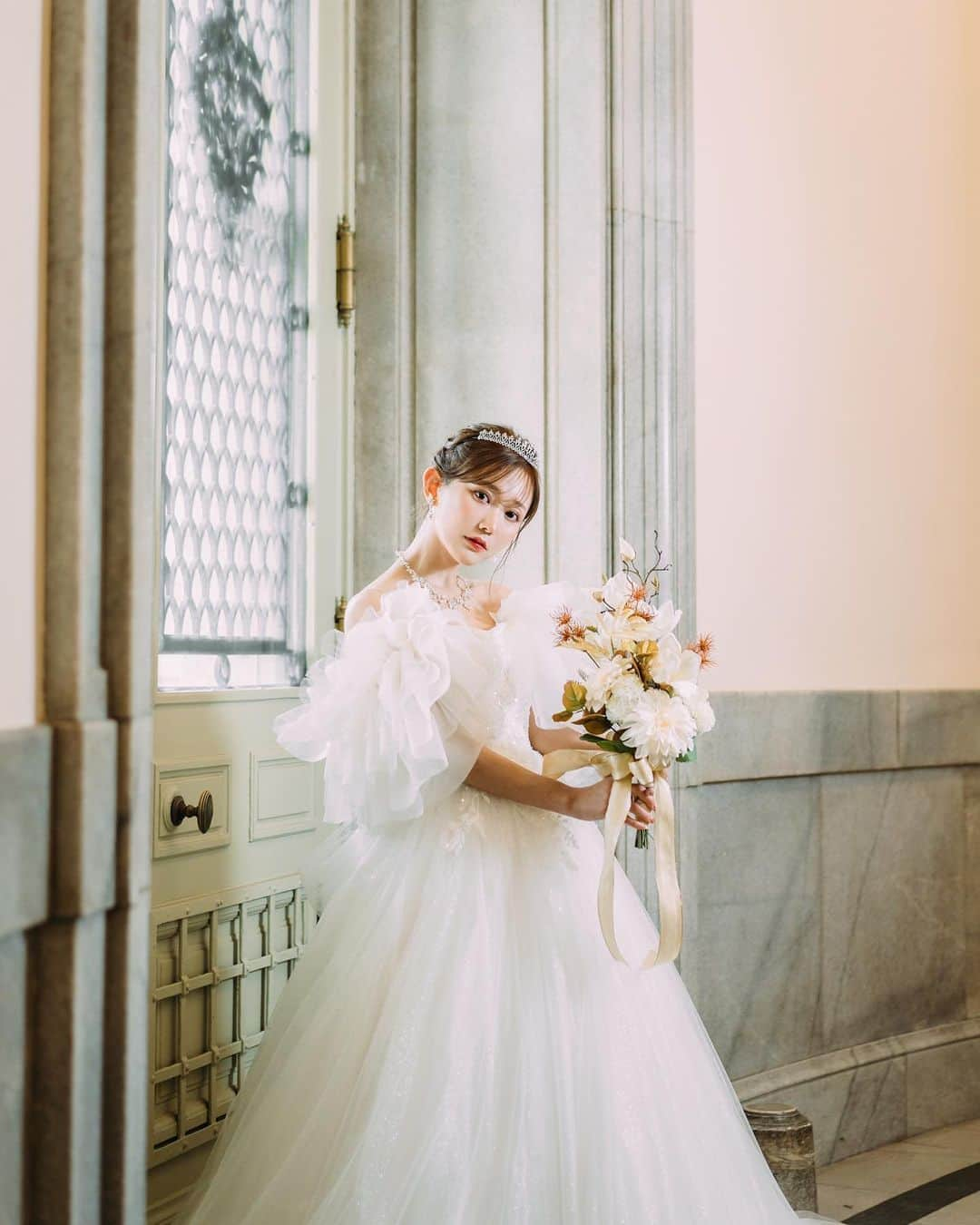 ♡プラコレWedding·⋆*さんのインスタグラム写真 - (♡プラコレWedding·⋆*Instagram)「. @placole_dressy【#DRESSY花嫁 】 【#プラコレ】をつけて投稿&フォローしてね♩ . ＝＝＝＝＝＝＝ . 人気モデルの菅野結以さん（@yui_kanno ）が フォトウェディング専門スタジオ「Studio Roseveil」の オリジナルウェディングドレスを製作👗🤍  「女性にとってウエディングドレスを着ることは 新しい人生をはじめるための正装であり、着る誓いであり、 少女の心を引き出して女性の美しさを増幅させる、 1日限りの魔法のような特別なもの」  菅野結以さんの魅力とファッションセンスが詰まった、 一着で12変化するドレスデザインをぜひチェックしてみて🔖 . ＝＝＝＝＝＝＝＝ 👗photo by... @yui_kanno さま @studio.roseveil さま ＝＝＝＝＝＝＝＝ . 『#DRESSY花嫁』『#プラコレ』の ハッシュタグをつけて写真をUPしてね✦ 花嫁アプリ『DRESSY by プラコレ』の 記事に掲載＆リグラムされるかも♩ . みなさまからのいいねや保存 コメントをお待ちしています♥ 「このウェディングドレス可愛い！」 「ヘアスタイルも気になる！！」 「今の花嫁さんの流行りは！？」etc. . ＝＝＝＝＝＝＝＝ 花嫁アプリでは、 プロのアドバイザーに結婚式の相談を何度でも♡ ウェディングドレスの記事や、 自分のウェディングレポを残せちゃう♡” . >>>TOPのURLからcheck ⋈ @placole_dressy >>>結婚のご相談は プラコレウェディングアドバイザーへ♡ @wedding_adviser >>>ウェディングレポを残したいなら、 farny by プラコレをcheck ✎ @farny_wedding >>>花嫁準備に欠かせないアイテムをお探しなら placole & dressy Beauty をcheck ❁ @dressy_beauty_ >>>素敵なドレスに出会いたい花嫁さま♡ @dressyonline_をcheck >>>おしゃれなファミリーフォトは ドレシーベイビーをcheck 𓏸 @dressy.baby >>>鎌倉にOPEN”お花とドレスと紅茶のカフェ” @dressyroom_teaをcheck𓌉𓇋 . ＝＝＝＝＝＝＝＝＝＝＝＝＝＝＝＝ . #プレ花嫁 #卒花 #花嫁 #卒花嫁 #結婚 #結婚式 #試着レポ #farnyレポ #2023秋婚 #2023冬婚 #2024春婚 #2024夏婚 #カラードレス試着 #ドレス試着 #ドレス試着レポ #ドレス選び #カラードレス #カラードレス迷子 #ウェディングドレス #ドレス迷子 #weddingdress #ウエディングドレス #チュールドレス #パフスリーブドレス #菅野結以 #studioroseveil」5月9日 13時10分 - placole_dressy