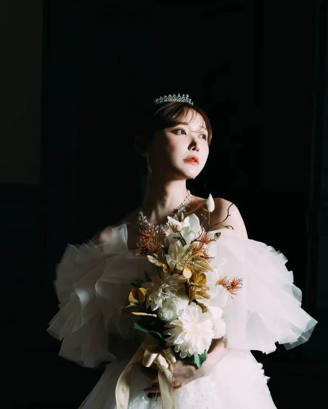 ♡プラコレWedding·⋆*さんのインスタグラム写真 - (♡プラコレWedding·⋆*Instagram)「. @placole_dressy【#DRESSY花嫁 】 【#プラコレ】をつけて投稿&フォローしてね♩ . ＝＝＝＝＝＝＝ . 人気モデルの菅野結以さん（@yui_kanno ）が フォトウェディング専門スタジオ「Studio Roseveil」の オリジナルウェディングドレスを製作👗🤍  「女性にとってウエディングドレスを着ることは 新しい人生をはじめるための正装であり、着る誓いであり、 少女の心を引き出して女性の美しさを増幅させる、 1日限りの魔法のような特別なもの」  菅野結以さんの魅力とファッションセンスが詰まった、 一着で12変化するドレスデザインをぜひチェックしてみて🔖 . ＝＝＝＝＝＝＝＝ 👗photo by... @yui_kanno さま @studio.roseveil さま ＝＝＝＝＝＝＝＝ . 『#DRESSY花嫁』『#プラコレ』の ハッシュタグをつけて写真をUPしてね✦ 花嫁アプリ『DRESSY by プラコレ』の 記事に掲載＆リグラムされるかも♩ . みなさまからのいいねや保存 コメントをお待ちしています♥ 「このウェディングドレス可愛い！」 「ヘアスタイルも気になる！！」 「今の花嫁さんの流行りは！？」etc. . ＝＝＝＝＝＝＝＝ 花嫁アプリでは、 プロのアドバイザーに結婚式の相談を何度でも♡ ウェディングドレスの記事や、 自分のウェディングレポを残せちゃう♡” . >>>TOPのURLからcheck ⋈ @placole_dressy >>>結婚のご相談は プラコレウェディングアドバイザーへ♡ @wedding_adviser >>>ウェディングレポを残したいなら、 farny by プラコレをcheck ✎ @farny_wedding >>>花嫁準備に欠かせないアイテムをお探しなら placole & dressy Beauty をcheck ❁ @dressy_beauty_ >>>素敵なドレスに出会いたい花嫁さま♡ @dressyonline_をcheck >>>おしゃれなファミリーフォトは ドレシーベイビーをcheck 𓏸 @dressy.baby >>>鎌倉にOPEN”お花とドレスと紅茶のカフェ” @dressyroom_teaをcheck𓌉𓇋 . ＝＝＝＝＝＝＝＝＝＝＝＝＝＝＝＝ . #プレ花嫁 #卒花 #花嫁 #卒花嫁 #結婚 #結婚式 #試着レポ #farnyレポ #2023秋婚 #2023冬婚 #2024春婚 #2024夏婚 #カラードレス試着 #ドレス試着 #ドレス試着レポ #ドレス選び #カラードレス #カラードレス迷子 #ウェディングドレス #ドレス迷子 #weddingdress #ウエディングドレス #チュールドレス #パフスリーブドレス #菅野結以 #studioroseveil」5月9日 13時10分 - placole_dressy