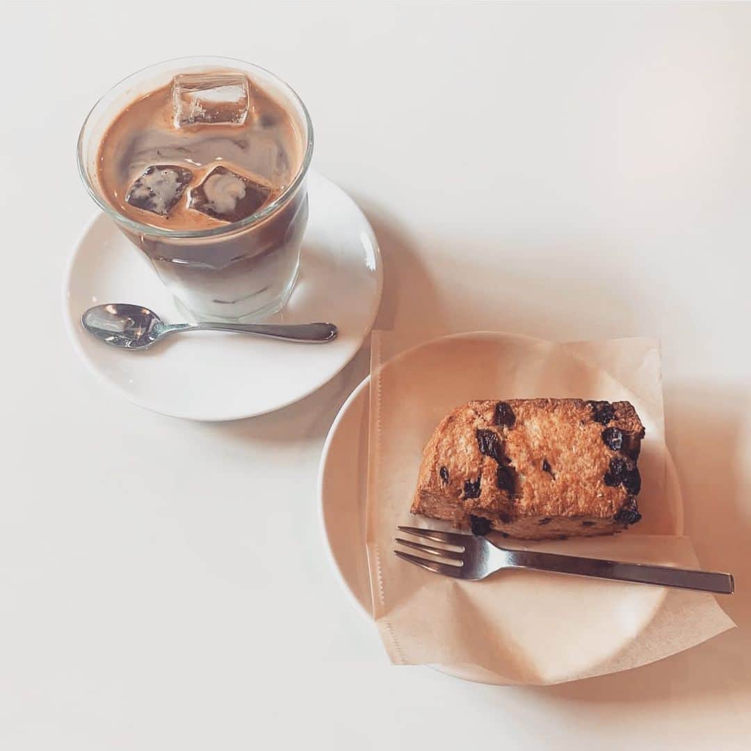 三ツ井裕美さんのインスタグラム写真 - (三ツ井裕美Instagram)「Cafe yogaのお知らせ☕️🌿  カフェ巡りが大好きで、普段から色々と行くのですが、その中でもとてもお気に入りのカフェがあります。  コーヒーはもちろん、ケーキ、焼き菓子、トースト類など何を食べても美味しくて(特にここのスコーンにどハマりしてます)、店内の雰囲気も良く、店長さんをはじめ温かい方々がいらっしゃいます。  1人で行ってもついつい長居してしまう、、、  そんな大好きな場所で、この度Yogaをやらせていただけることになりました🙏  もう本当に、 嬉しいの一言に尽きます✨✨ 店長さんと、企画してくれた友人に感謝です🙇‍♀️  どんな内容をお届けしようか、今からワクワクしています！  ヨガでリフレッシュして、美味しいコーヒー飲んで、ちょっと特別な週末を過ごしていただけたら嬉しいです😌  少人数でのレッスンになりますので、完全予約制とさせていただきます。  ご興味ある方はDMにてお問い合わせください📩  .｡.･*:.｡. Morning flow yoga .｡.･* .｡.･  日時＊ 6/3 (土) 8:45〜9:45(cafe open前)  場所＊ REINO COFFEE STORE  ( @reino_coffee_store )  練馬区貫井1-5-3   西武池袋線中村橋駅 徒歩2分  持ち物＊ ヨガマット、お水、ウェア、タオル  費用＊ 2000円(当日決済、現金のみ)  #yoga #cafeyoga #cafe #reinocoffeestore #中村橋」5月9日 13時13分 - hiromi__km