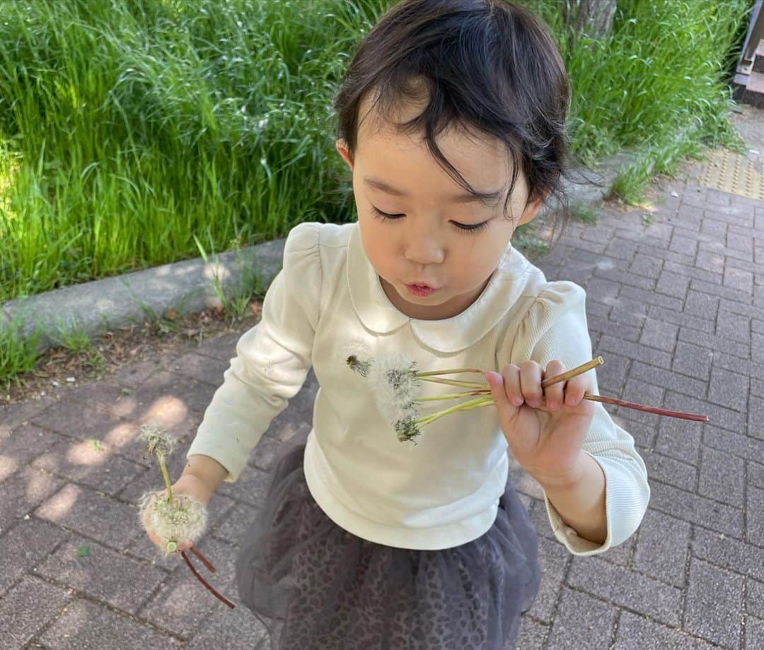 花田浩菜さんのインスタグラム写真 - (花田浩菜Instagram)「GWの思い出🌸 全力で子供達と遊んで楽しかった〜！！ . . . お友達が来てくれたり 恐竜好きな長男と恐竜展行ってラーメン食べたり🍜 お祭り行ったり室内プール行ったりお泊りしたり👦👧 今の子供達の頭に 将来、ふと思い出す思い出が増えていたら嬉しいものです🥰 日常の元気も3倍増し🎏 . . . . #GW #親子 #子供とお出かけ #2歳差育児 #2歳差兄妹 #兄妹ママ #ゴールデンウィーク #恐竜展」5月9日 13時17分 - hanadahirona