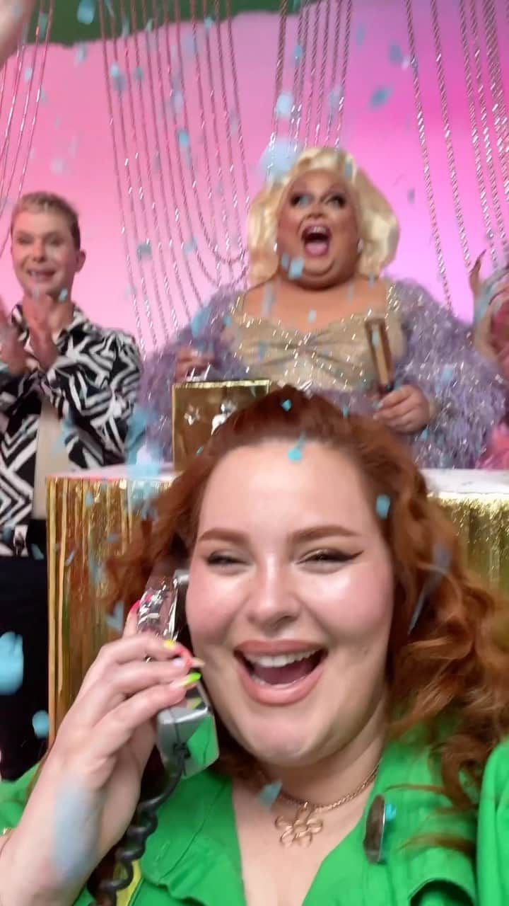 テス・ホリデーのインスタグラム：「Yesterday we raised over 500k for @dragisntdangerous!!! 🥳 The room was so full of love, laughter & big hair! Thanks to everyone who called in ☎️ & donated, I loved laughing & crying with y’all! Drag isn’t dangerous, LGBTQIA folks aren’t the issue- hate is. Please continue to spread the word, vote in your local elections & love each other more than ever 🫶💖 #dragisnotacrime #dragisntdangerous #lgbtrights #transrightsarehumanrights #queerpride   music is kaytranda- I don’t own this song, IG was being weird 🙃」