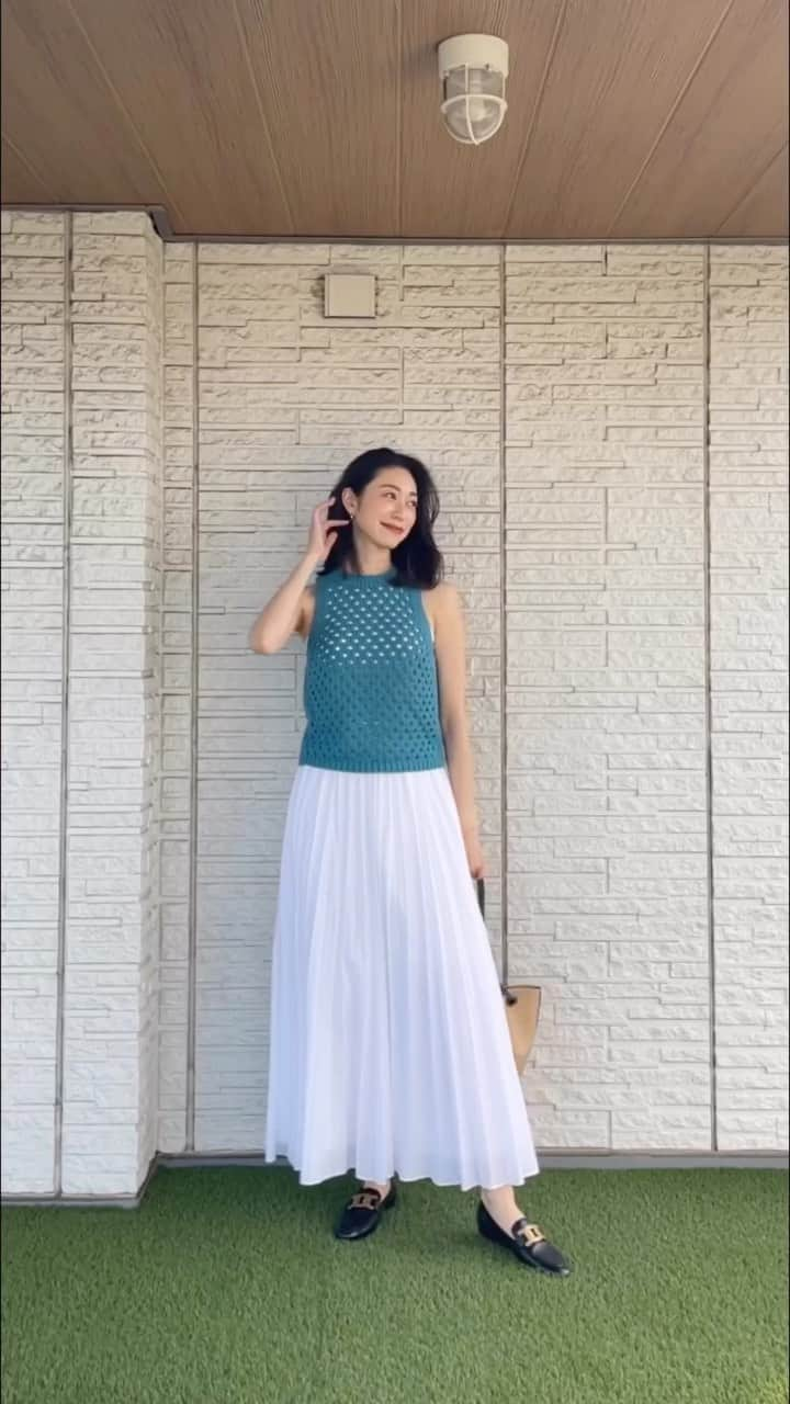 熊澤枝里子のインスタグラム：「・ 🤍💙🕊  top  @blackbymoussy_official  skirt  @bananarepublic_jp  shoes  @tods  bag  @vasic_japan   #クマフク」