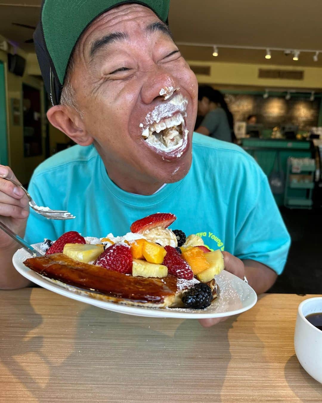 木梨憲武のインスタグラム：「ハワイに行きたくなってきた！61歳のパンケーキたち。2023 春。  これ見た人へのメッセージ！2024 チャーター機での旅、募集中！か？現地集合！！」