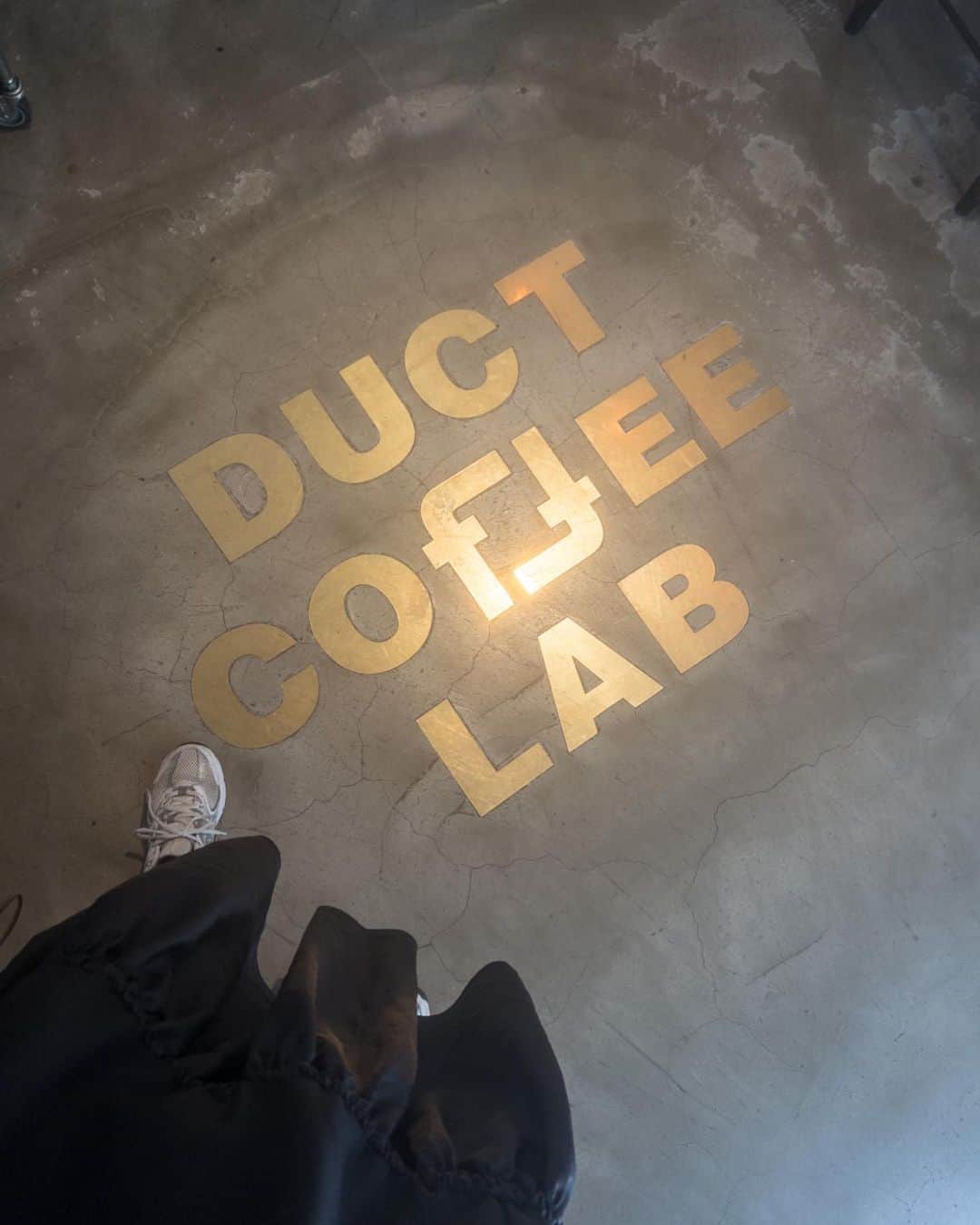 乙黒えりのインスタグラム：「ちょっと寄り道してコーヒーを買いに☕️  @duct_coffee_lab  . . . #coffee #latte#macchalatte#カフェ巡り#カフェ部 #カフェ活」