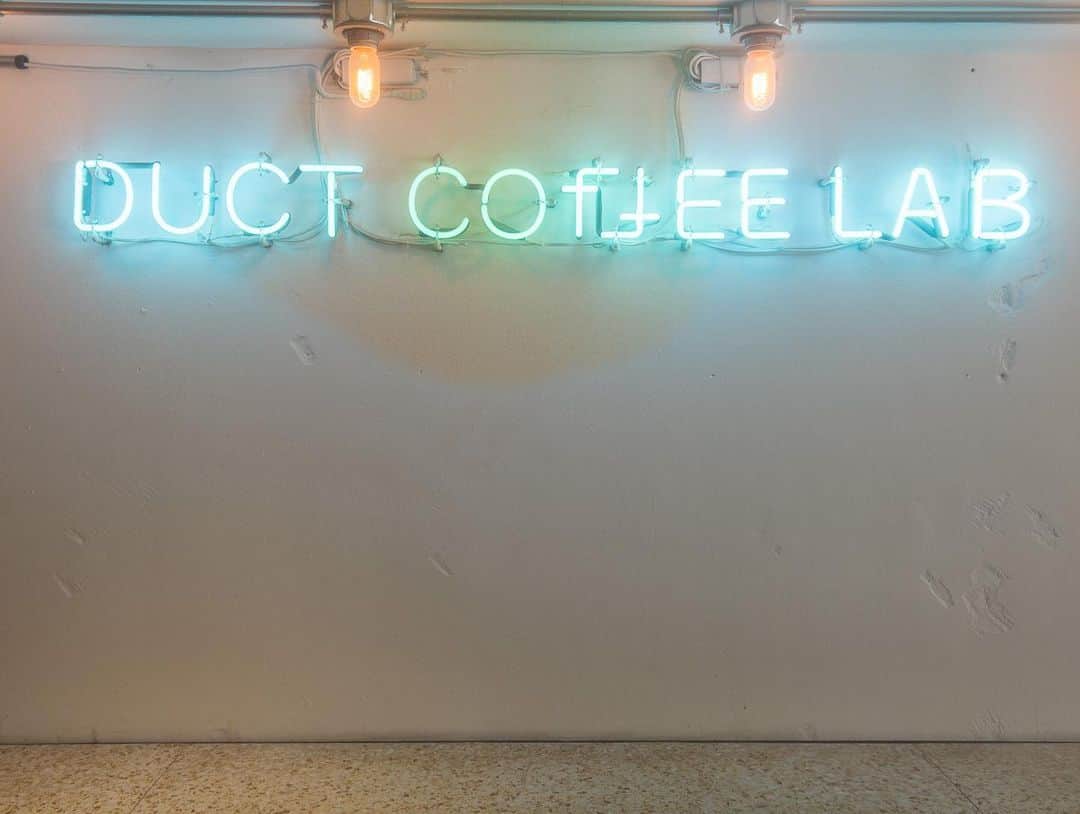 乙黒えりさんのインスタグラム写真 - (乙黒えりInstagram)「ちょっと寄り道してコーヒーを買いに☕️  @duct_coffee_lab  . . . #coffee #latte#macchalatte#カフェ巡り#カフェ部 #カフェ活」5月9日 13時35分 - ellyotoguro