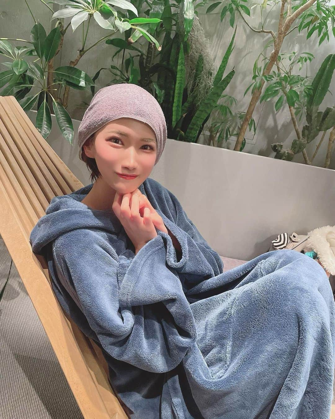 相良ましろさんのインスタグラム写真 - (相良ましろInstagram)「. みゆちゃんと夜サウナ @saunaand_ 🧖‍♀️🌿‬ . サウナアンドコーは2回目だけど ここのサウナはめちゃくちゃととのう✨ ロウリュウ一回しただけで死ぬほど暑くなって最高です🥹 ロウリュウでルイボスティーの香りと水風呂追い氷、内気浴だけど風が吹いててととのい😘 90分めいっぱいサウナ入ったあとにパウダールームで身支度したよ🛁 最後の写真はサウナハット忘れてオスみのましろさん笑 みゆちゃん話しやすい&居心地よすぎて時間が秒で過ぎていく🥹 今月末も2人の予定が…楽しみだなぁ🐶💓 いつも仲良くしてくれてありがとう💙 . . #サウナ #サウナアンドコー #saunaandco #蔵前サウナ #浅草サウナ  #都内サウナ #個室サウナ #プライベートサウナ #サウナ好きな人と繋がりたい #サウナイキタイ  #サ活 #サ活女子 #サウナー #水着美女 #グラビアアイドル #ショートカット #ビジョビ #女子力向上委員会 #女子力向上計画 #shorthair #cosplay #cosplayer #gravure #shortcut #shorthair #instagood #selfie #kawaiigirl #japanesegir」5月9日 13時40分 - mashiro_sagara