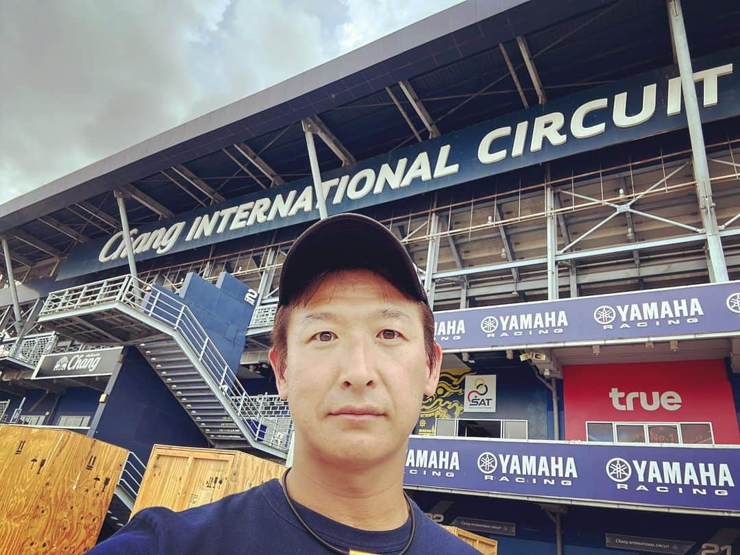 井出有治のインスタグラム：「到着❗️  🤣ドライバーではありません  裏方としてレースを盛り上げます👍🏼  #izcast #livestream #onboardcamera   #2023fanatecgtworldchallengeasia  #🇹🇭 #thailand #chang #buriram #changinternationalcircuit」