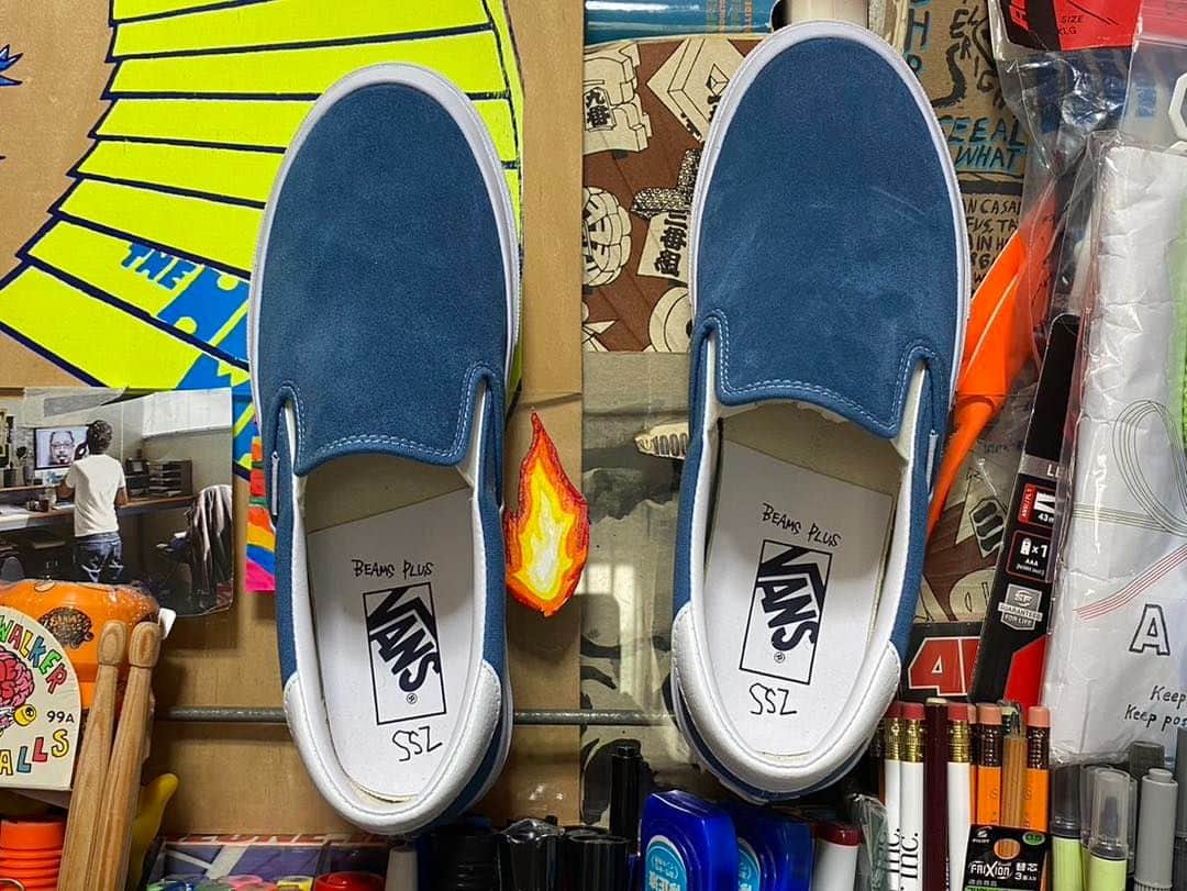 ヴァンズさんのインスタグラム写真 - (ヴァンズInstagram)「VANS × BEAMS PLUS × SSZ “ERA / SLIP ON”  〈SSZ〉と〈BEAMS PLUS〉がサーフィンやスケートボードをはじめ、サブカルチャーを牽引する〈VANS〉に別注した、ブランドの代表モデル『ERA』と『SLIP ON』の2型をリリース。 アッパーのスエードはタフさはもちろんのこと上品な印象の仕上がりに。また、当時のクリアワッフルソールを踏襲し、ステッチやパッドのボリューム感など細部のディテールまでこだわった。 ⻄海岸の空と海を連想させる美しいネイビーカラーは、幅広いコーディネートを楽しもう。  VANS STORE原宿、BEAMS各店、BEAMS公式オンラインショップで2023年5月13日(土)より販売開始。  #vans #beamsplus #ssz #era #slipon  @vans @vansjapan @beams_plus @katoyasai @beams_official @beams_mens_casual」5月9日 13時57分 - vansjapan