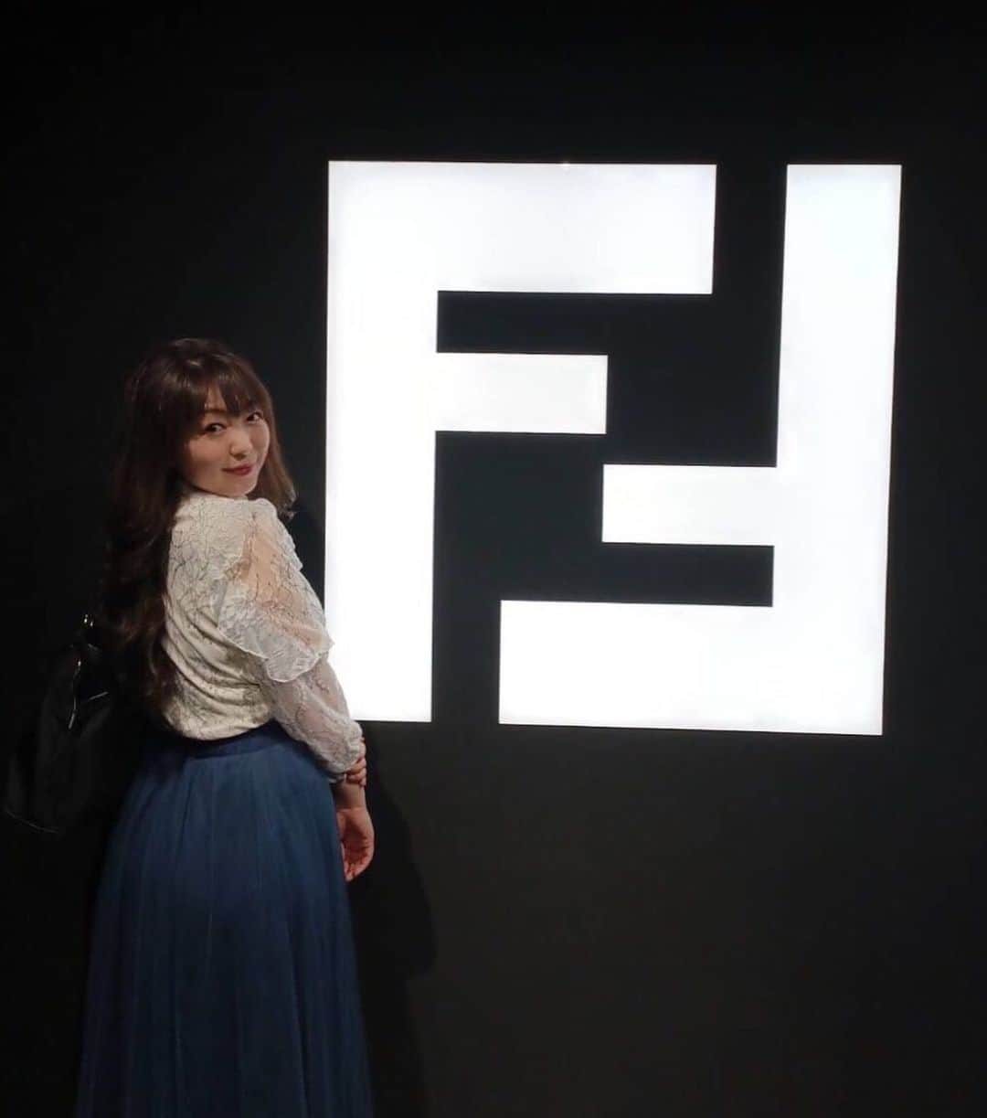 小川理子さんのインスタグラム写真 - (小川理子Instagram)「FENDIのエキシビジョン「hand in hand～卓越した職人技への称賛～」へ♡ 友達のアーティスト西形彩（@nishikataaya1017 ） に会いに行ってきたよー‼︎ 日本から唯一の参加アーティストだなんて、彩かっこいい😍 デザインしたバゲットも素敵だったし、会場の雰囲気も良かったなー♡ 素晴らしい職人さんたちの作品を見て、私もパワーを貰えました‼︎  #西形彩 #fendi #fendibag #fendihandinhand #フェンディ #フェンディハンドインハンド #ハンドインハンド卓越した職人技への称賛」5月9日 14時01分 - ogawariko11