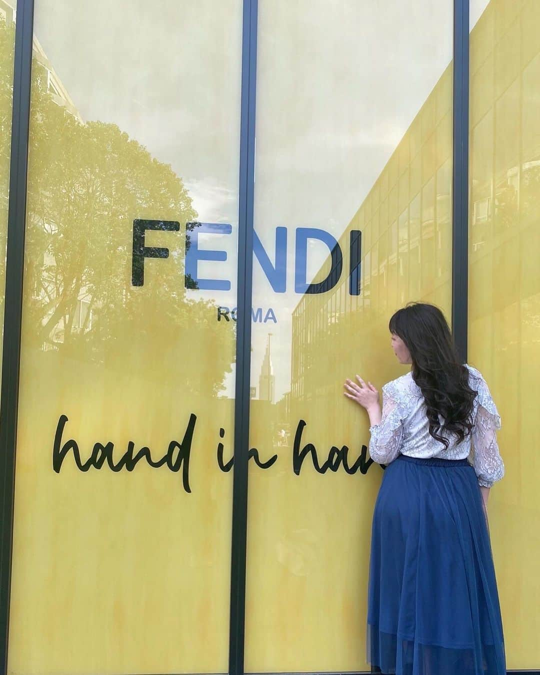 小川理子のインスタグラム：「FENDIのエキシビジョン「hand in hand～卓越した職人技への称賛～」へ♡ 友達のアーティスト西形彩（@nishikataaya1017 ） に会いに行ってきたよー‼︎ 日本から唯一の参加アーティストだなんて、彩かっこいい😍 デザインしたバゲットも素敵だったし、会場の雰囲気も良かったなー♡ 素晴らしい職人さんたちの作品を見て、私もパワーを貰えました‼︎  #西形彩 #fendi #fendibag #fendihandinhand #フェンディ #フェンディハンドインハンド #ハンドインハンド卓越した職人技への称賛」