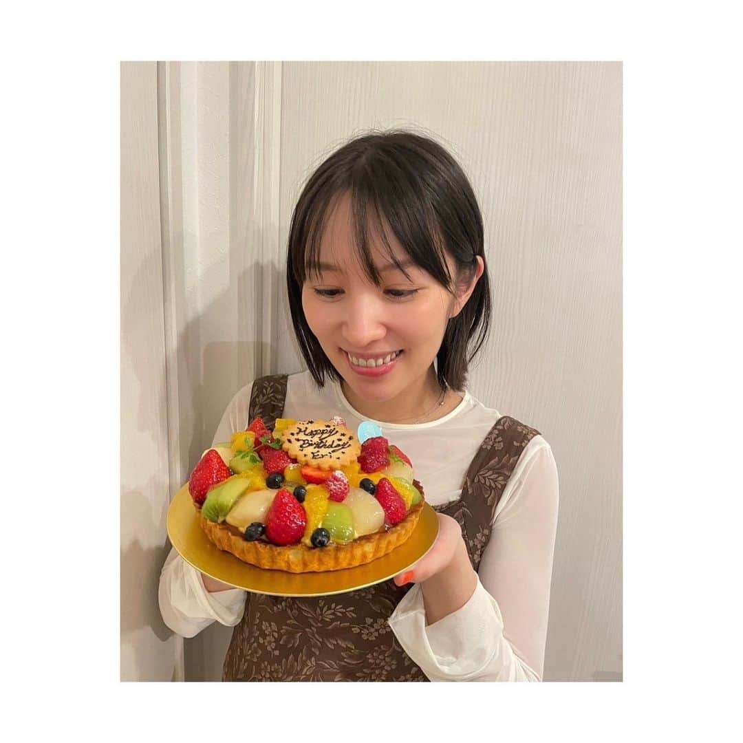 徳永えりのインスタグラム：「... 本日めでたく35歳になりました🎂 30代後半かぁ！ 自分が何も変わらなくてなんだか笑っちゃう😉 とにかく健康第一で、穏やかに過ごしたいと思います🌱  写真は先日大好きな友人たちにお祝いしてもらいました🍓 わたしゃ幸せもんだ✌️にこにこ☺️」