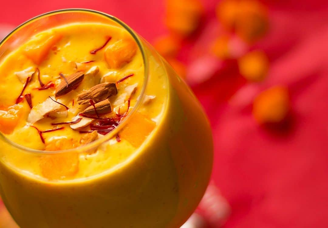 Archana's Kitchenのインスタグラム：「#mangorecipes   The Kesar Mango Lassi Recipe is a refreshing summer drink made from mangoes, almonds, saffron, and buttermilk. You can serve this as a snack or even after a delightful north Indian meal!  Ingredients 👉3/4 cup Mango Pulp (Puree) 👉1 cup Curd (Dahi / Yogurt) 👉1 tablespoon Sugar, or honey 👉2 pinch Saffron strands 👉3 tablespoons Whole Almonds (Badam), roughly chopped 👉3 tablespoons Milk, luke warm+more cold milk as needed Ice cubes, a few 👉To begin making Kesar Mango Lassi Recipe, soak one pinch Kesar in 2 tablespoons warm milk and keep it aside for a few minutes. 👉Get prep with other ingredients as well. Take out the pulp from the mangoes and keep it aside. 👉In a blender, add mango pulp, curd/yogurt, and cold milk and blend till combined. 👉Once it is done, add chopped almonds (2 tablespoons), honey or sugar, and some ice cubes and blend to make the Kesar Mango Lassi Recipe. 👉Kesar Mango Lassi Recipe is ready to serve, garnish it with the rest of chopped almonds and saffron and serve with Bhel Puri Recipe or Asian Watermelon Salad Recipe during evening.  Find 1000+ such recipes on our app "Archana's Kitchen" or website www.archanaskitchen.com . . . . . #icecream #popsicles #summer #summerecipes #ice #chilled #desserts #lunch #southindianfood #southindianrecipes #southindianfood #homemadefood #eatfit #cooking #food #healthyrecipes #foodphotography #recipeoftheday #comfortfood #deliciousfood #delicious #instayum #food」