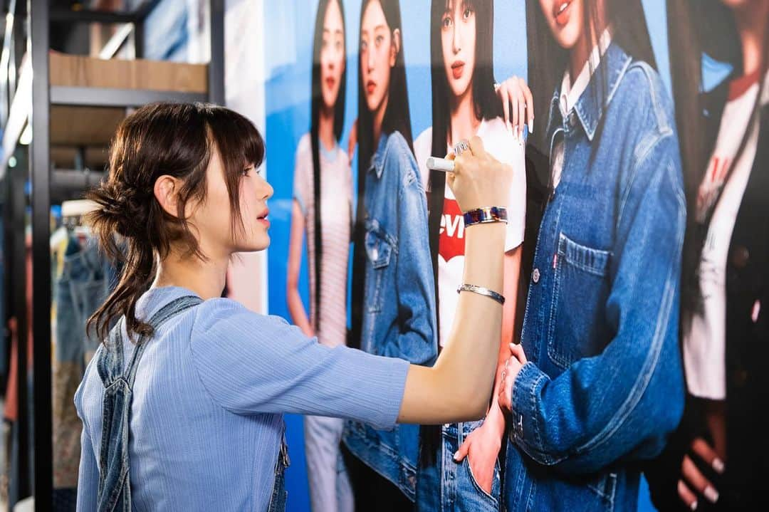 Levi's Japanさんのインスタグラム写真 - (Levi's JapanInstagram)「NewJeansがリーバイス® 原宿 フラッグシップストアに来店！🐰👖  2Fウィメンズフロアで、NewJeansのサイン入りウォールをチェック！  @newjeans_official #NewJeans #뉴진스 #리바이스 #リーバイス」5月9日 14時11分 - levis_japan