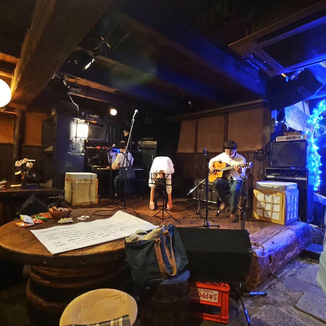 山川のりをのインスタグラム：「本日は京都拾得にて「野村麻紀リボーンプロジェクト３」に山川のりをで出演します。17時30分/18時、3500円+D。共演はふちがみとふなと、下村よう子、ウエッコ、うえだめめ、片山尚志、ミヤガワ修虫、カサスリム、ラヴラヴスパーク、ゴトウゆくぞう、高倉尚吾、かんじょうじえみ、伊藤せい子、一夜干しばるたん、エーキュー、長野友美、ナカジン、リールード、松葉ケガニ、楠木しんいち、チェアリサ、桜川春子。お近くの方は慎重に会いに来てアイニージュー！」