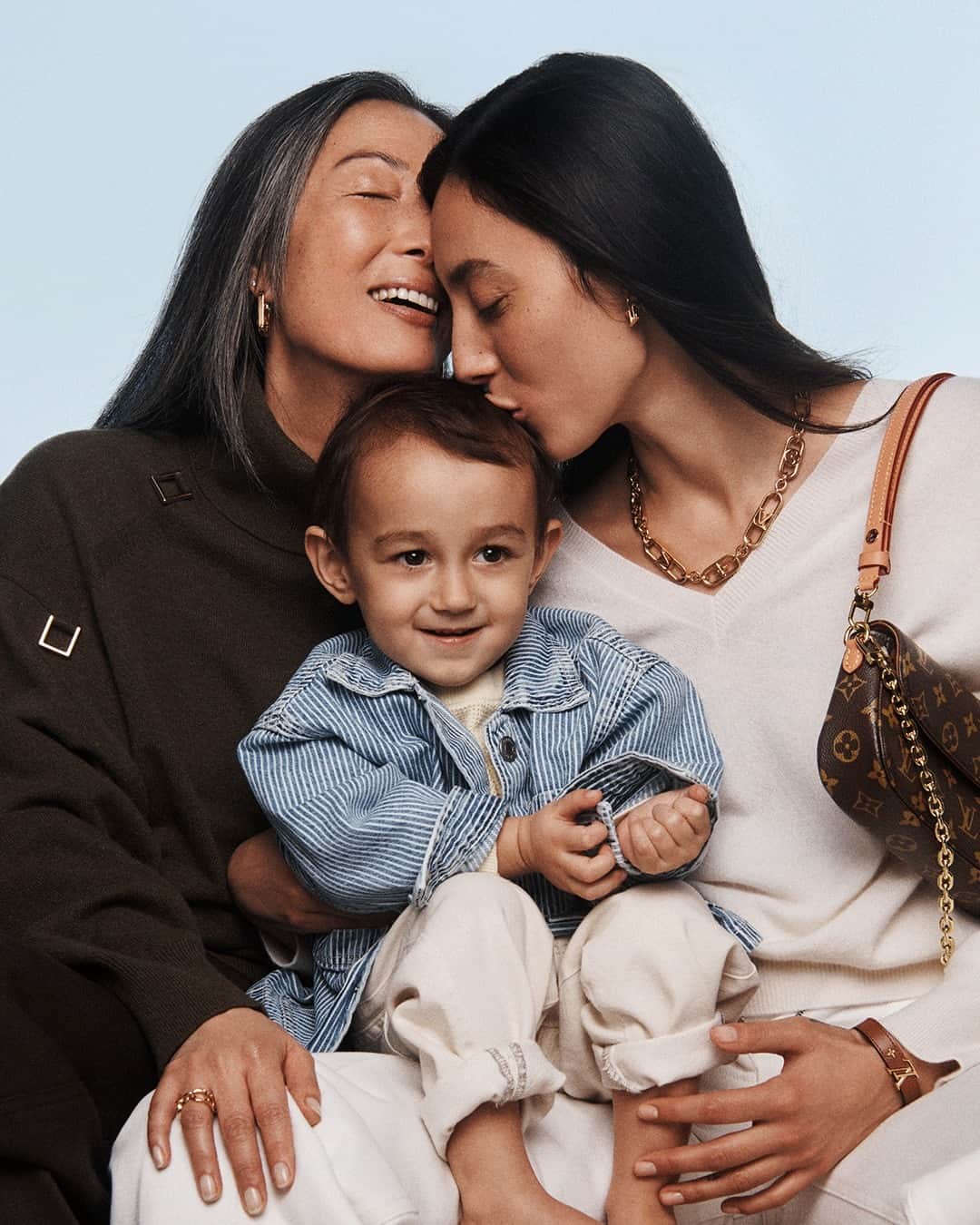 のインスタグラム：「A celebration of generational connection. #GaiaOrgeas and #JourdanDunn embrace precious family moments accompanied by treasured #LouisVuitton keepsakes.  Explore a selection of memorable creations for Mother’s Day via link in bio. #LVTwist」