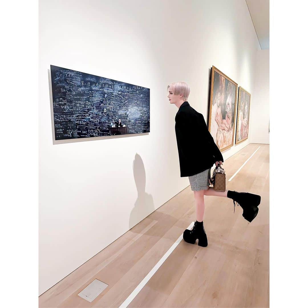 Matt（マット）さんのインスタグラム写真 - (Matt（マット）Instagram)「・ 森美術館 開館20周年記念館 ワールド・クラスルームへ🤍 色んな国の"美"に触れて 感性磨かれすぎて 僕までアートになってました👌🏻 どっちが展示物か分かりません🙃  9/24まで展示されてるので 是非皆様も行ってみてください😍  #ワールドクラスルーム展 #WORLDCLASSROOMexhibition」5月9日 14時27分 - mattkuwata_official2018