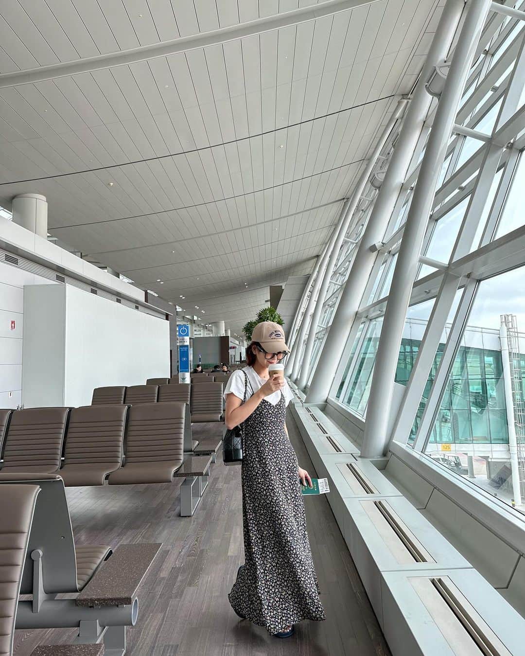 郭圈圈のインスタグラム：「4/20都沒睡一早去廣藏市場 然後就搭機場接駁去搭機🥱 #生章魚不錯吃味道就是章魚🐙 #綠豆煎餅很難吃大家不要買 #我們隨意選的這間炸醬麵也是史上最難吃⋯而且竟然是調理包  - @gentlemonster 這副墨鏡+我們家棒球帽 @marule.official 真的是素顏好朋友🤭 搭飛機這樣穿好舒服🤍」