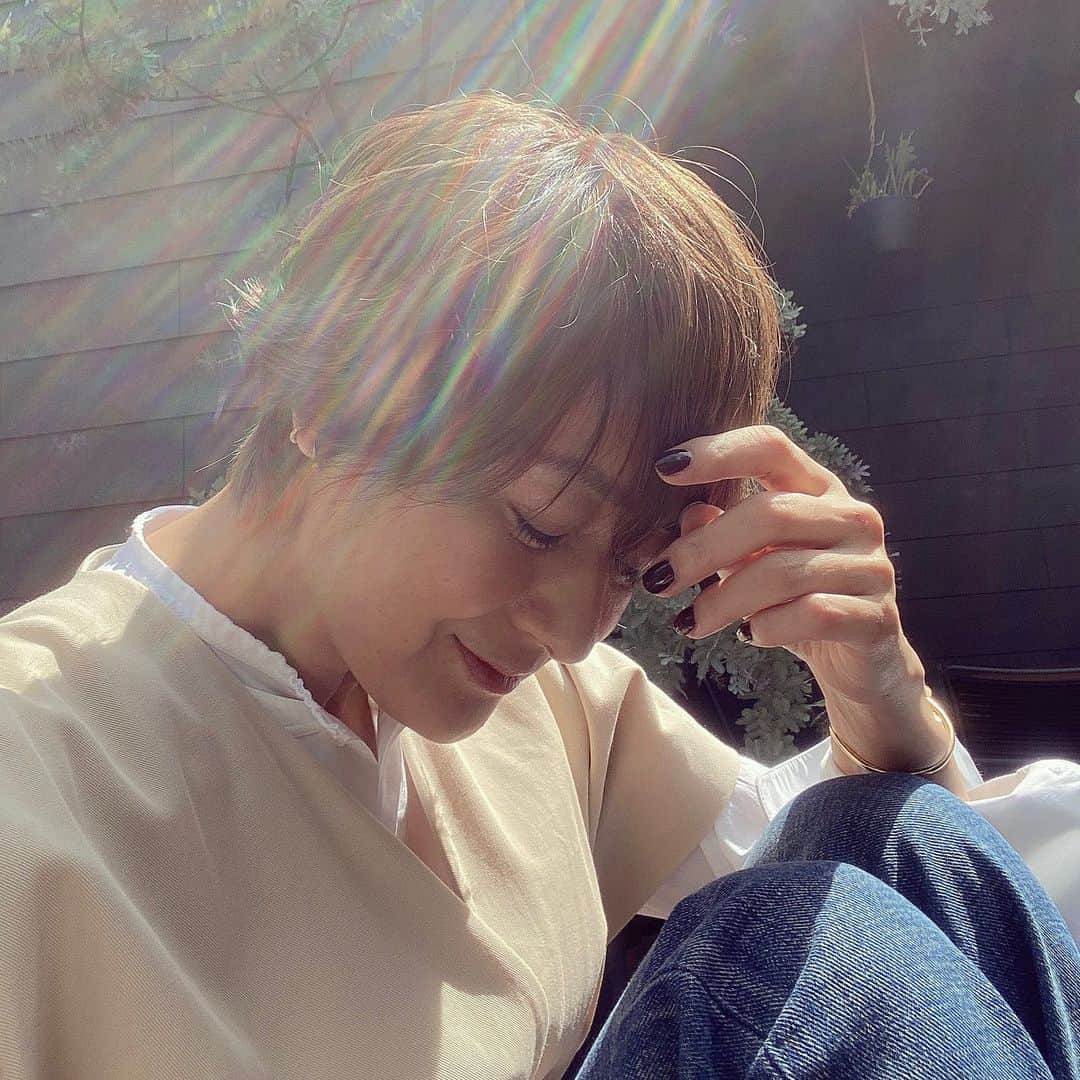 富岡佳子さんのインスタグラム写真 - (富岡佳子Instagram)「@hum_official  のシンプルなフープピアス キャッチレスなのに着脱がストレスフリーなのは嬉しい限りです。 スワイプ2枚目…レイヤードしてみました。」5月9日 14時36分 - yoshikotomioka