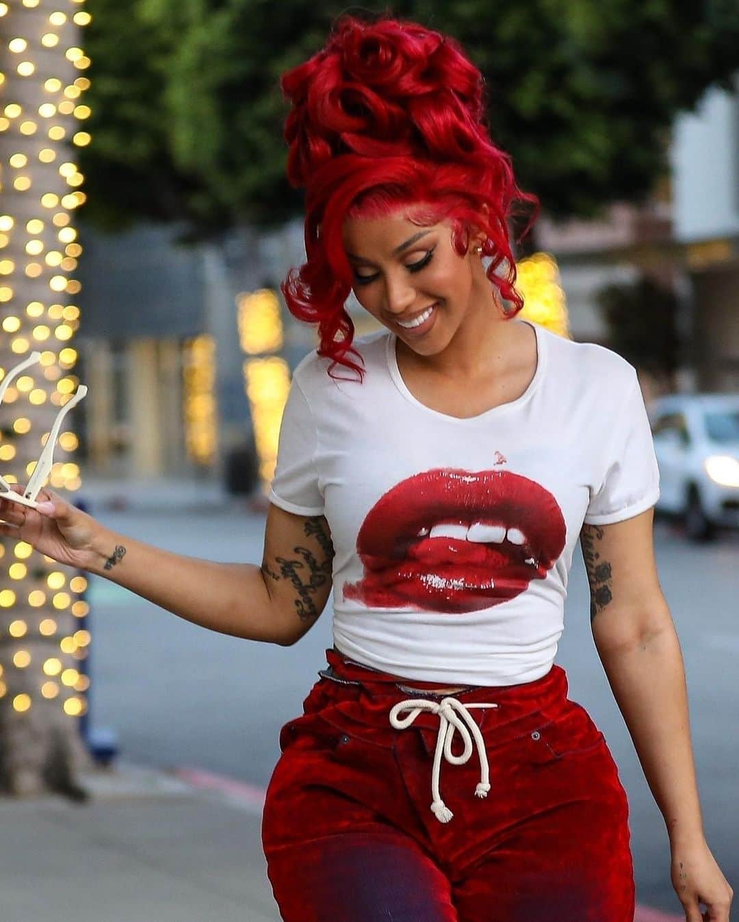 Just Jaredさんのインスタグラム写真 - (Just JaredInstagram)「Cardi B is switching up her look! The rapper debuted bright red hair today while out in Beverly Hills for a business meeting. We've got more pics on JustJared.com! #CardiB Photos: Backgrid」5月9日 14時58分 - justjared