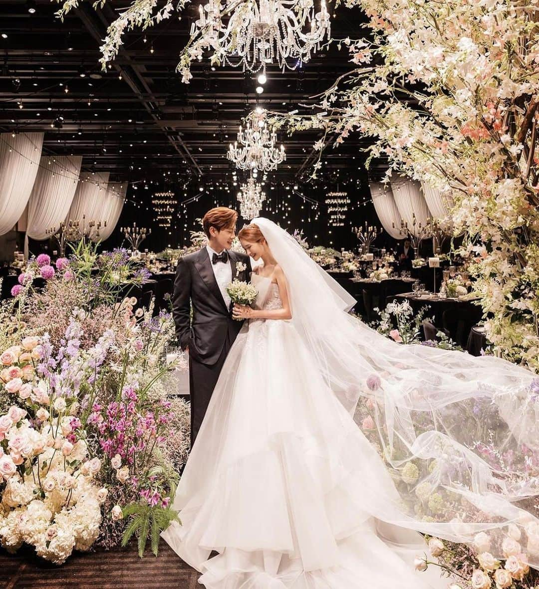 SOYOO BRIDALさんのインスタグラム写真 - (SOYOO BRIDALInstagram)「.   너무나 예쁘고 따뜻한 다해씨와 세븐씨의 웨딩을 준비할 수 있어 행복했습니다. 두분의 새로운 앞날에 축복과 기쁨이 가득하기를 진심으로 기원할게요 🎉 @leedahey4eva 🤍 @se7enofficial   [SOYOO BRIDAL x Elie Saab]🏷️  [SOYOO BRIDAL x Giambattista Valli]🏷️ [SOYOO BRIDAL x George Hobeika]🏷️    #감동과즐거움이가득했던 #완벽했던결혼식 #레전드신랑입장 #천사같았던신부님 #모두의축제였던밤 ✨#이다해 #세븐 #해븐결혼식 #소유브라이덜 #꿈의엘리사브 #지암바티스타발리 #조르쥬호베이카 #신라호텔다이너스티 #2023may06 🌿」5月9日 14時59分 - soyoobridal_official