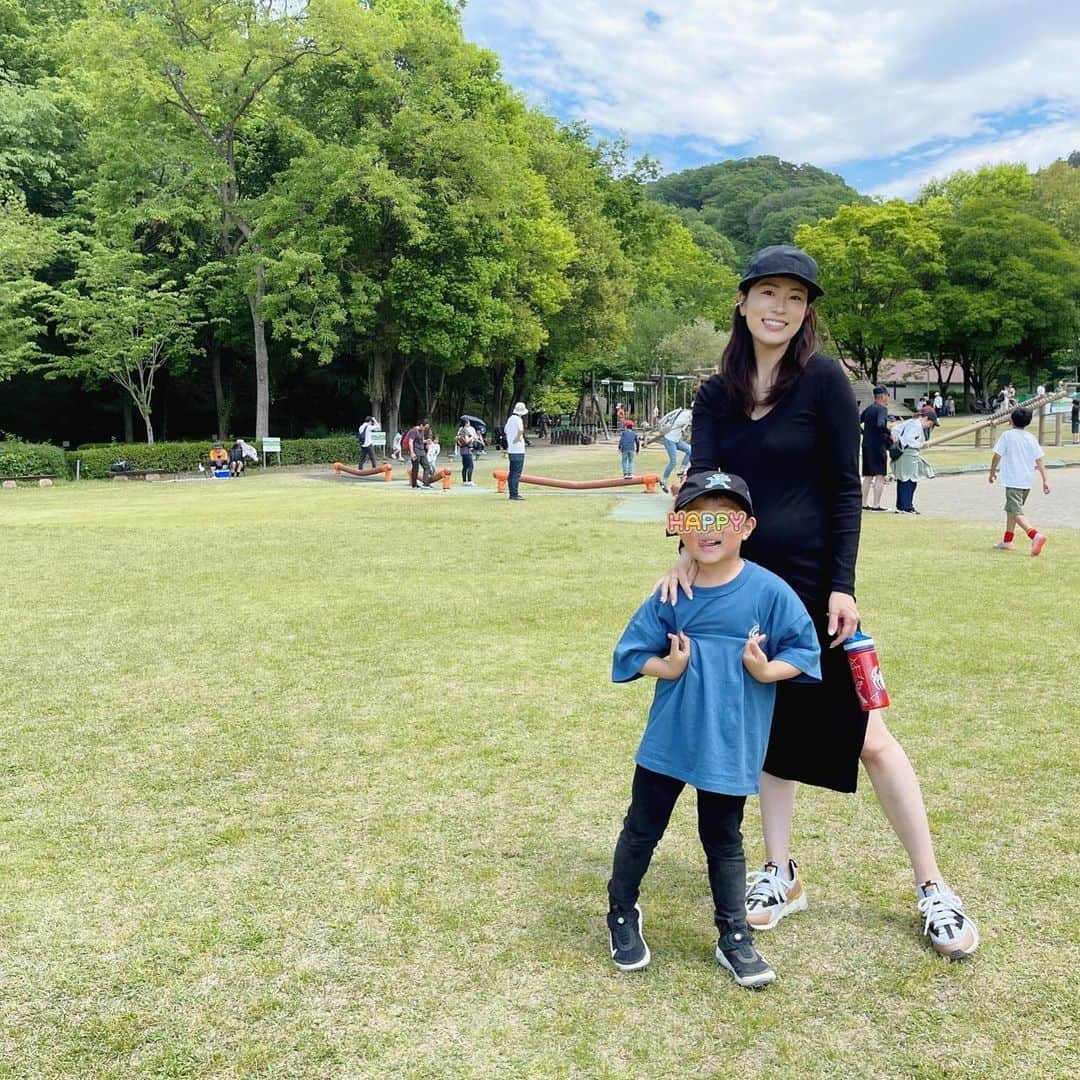 本田朋子のインスタグラム：「GWの思い出。 お友達とぐんまこどもの国へ。 この日のために買った、ポケモンのキャップとTシャツを着て、張り切りboy。 木陰にシートをひいて、おにぎりやサンドイッチで食べるランチは、とっても美味しかったね。 そして、汗をかいた後のアイスは格別！ この日は遊び疲れて夜7時半には就寝。 全力で遊んで楽しいGWだったね。  #4歳 #男の子ママ  #群馬の休日 #太田市 #ぐんまこどもの国」