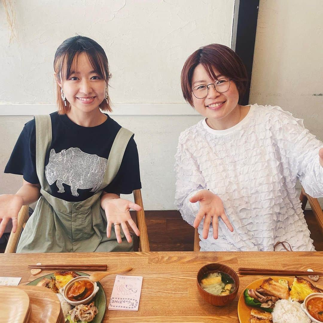 伊倉愛美さんのインスタグラム写真 - (伊倉愛美Instagram)「めがねさん @meganekeko と、 食堂ごゆるり @goyururi_hitosara へ🍚🥢  西荻窪で週に一度オープンする、 完全予約制の食堂です☺️  同じ日に来るお客さん皆の好きな食べ物を ワンプレートに詰め込んだ 「人生に一度のひとさら」は、 りささん @risainsea の 食事に対する考え方や人への想いが伝わる、 優しさに溢れた特別なひとさらでした。✨  献立のイラストも とても分かりやすくて可愛い🥰🎨  自分の好きな物がたくさん入っていて、 かつ栄養バランスも考えられていて、 心も身体も喜んでいた❣️ ほんと全部美味しかった🥹！！  数日前の、事前アンケートを答える時間も とても面白かったな〜！ 自分ってモチモチした物が 好きなんだなとか(笑)、偏ってるなとか、 改めて自分を見つめるいい機会でした🤲  めがねさんが生ピーマンが 好きだと初めて知ったり😂、 この日はたまたま私も含めて 海苔好きな人が多かったと聞いて 妙にご縁を感じたり、、、 普段の会話とは違う、 食を通じたコミュニケーションの楽しさも 味わえてとても楽しかったです😆  次食べに行く時は 何をリクエストしようかな〜と、 まだ予約もしてないのに考え中...笑笑  とても素敵なお店に連れてってくれた めがねさんにも感謝です〜☺️✨  ぜひぜひ皆さんも、ごゆるりに 行ってみてください！  #ごゆるり #西荻窪グルメ #西荻窪ランチ  #西荻窪ごはん  #食堂ごゆるり #食堂 #nishiogikubo」5月9日 15時10分 - ikura_manami