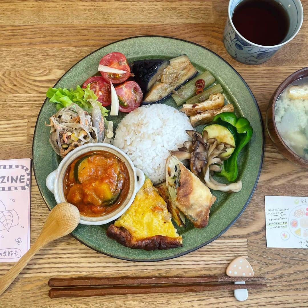 伊倉愛美さんのインスタグラム写真 - (伊倉愛美Instagram)「めがねさん @meganekeko と、 食堂ごゆるり @goyururi_hitosara へ🍚🥢  西荻窪で週に一度オープンする、 完全予約制の食堂です☺️  同じ日に来るお客さん皆の好きな食べ物を ワンプレートに詰め込んだ 「人生に一度のひとさら」は、 りささん @risainsea の 食事に対する考え方や人への想いが伝わる、 優しさに溢れた特別なひとさらでした。✨  献立のイラストも とても分かりやすくて可愛い🥰🎨  自分の好きな物がたくさん入っていて、 かつ栄養バランスも考えられていて、 心も身体も喜んでいた❣️ ほんと全部美味しかった🥹！！  数日前の、事前アンケートを答える時間も とても面白かったな〜！ 自分ってモチモチした物が 好きなんだなとか(笑)、偏ってるなとか、 改めて自分を見つめるいい機会でした🤲  めがねさんが生ピーマンが 好きだと初めて知ったり😂、 この日はたまたま私も含めて 海苔好きな人が多かったと聞いて 妙にご縁を感じたり、、、 普段の会話とは違う、 食を通じたコミュニケーションの楽しさも 味わえてとても楽しかったです😆  次食べに行く時は 何をリクエストしようかな〜と、 まだ予約もしてないのに考え中...笑笑  とても素敵なお店に連れてってくれた めがねさんにも感謝です〜☺️✨  ぜひぜひ皆さんも、ごゆるりに 行ってみてください！  #ごゆるり #西荻窪グルメ #西荻窪ランチ  #西荻窪ごはん  #食堂ごゆるり #食堂 #nishiogikubo」5月9日 15時10分 - ikura_manami