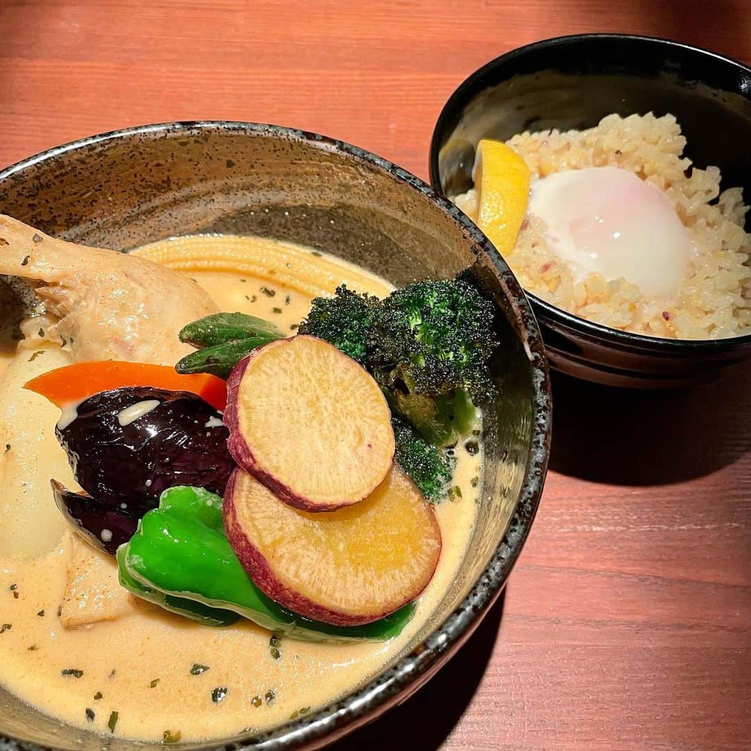 吉井明子さんのインスタグラム写真 - (吉井明子Instagram)「札幌❀4月の旅のきろく❀  札幌旅でスープカレーにハマってしまいました。 スパイスや、スープの質感がお店によって全然違って奥深い。ゴロゴロの野菜とほろほろの骨付き肉も美味しい。 行列も納得！  🍛スープカリー イエロー（1、2枚目） 🍛村上カレー店 プルプル（3枚目）  #札幌 #sapporo #japan #travel #travelphotography #trip #明さんぽ #オフショット #私服 #スープカレー #ご飯少なめ #すすきの #気象予報士 #気象キャスター #weatherforecaster #기상캐스터　#氣象主播 #吉井明子」5月9日 15時22分 - akiko_yoshii_sunny_rain