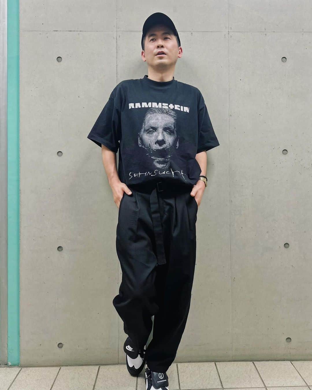 斎藤司さんのインスタグラム写真 - (斎藤司Instagram)「ジヨンの靴かっこいいなぁ、何にでも合う。  Tシャツをそんなに持ってないってことが露呈した2023夏  #gdragon #peaceminusone #ootd」5月9日 15時15分 - tsukasa_trandy