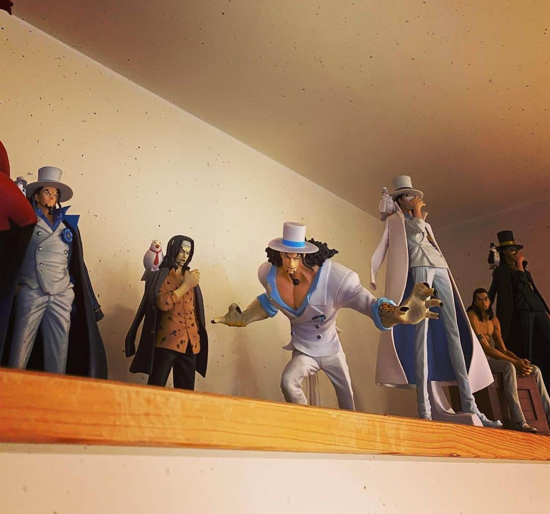 関智一のインスタグラム：「ウチのロブルッチくん達！ 活躍の日を待ってます‼︎ #ONEPIECE #わんぴーす  #ルッチ #関智一 #フィギュア」
