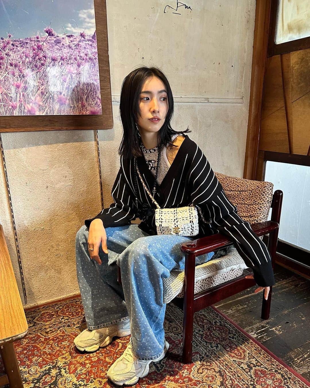 中田クルミのインスタグラム：「WAITING FOR @chanelofficial 2023/24 CRUISE COLLECTION  The film will be unveiled on Wednesday 10th May at 7am Los Angeles time and 4pm Paris time (CET) on chanel.com.  私が人生で初めて生で見たCHANELのショーもクルーズコレクションでした。(2017年だったから、もう5年も前になるのか！) ショーのフィルムの公開時間は日本時間で5月10日の23:00です。 @andresaraiva のビジュアルってだけでワクワクが止まらない💕💫  MET GALAでファッションの持つパワーをガンガンに受け取り、CHANELのアーカイブを堪能した贅沢なGWだったので、今度はLAのエネルギーに溢れたショーを観るのがとっても楽しみ🇺🇸  #CHANELCruise #CHANEL」