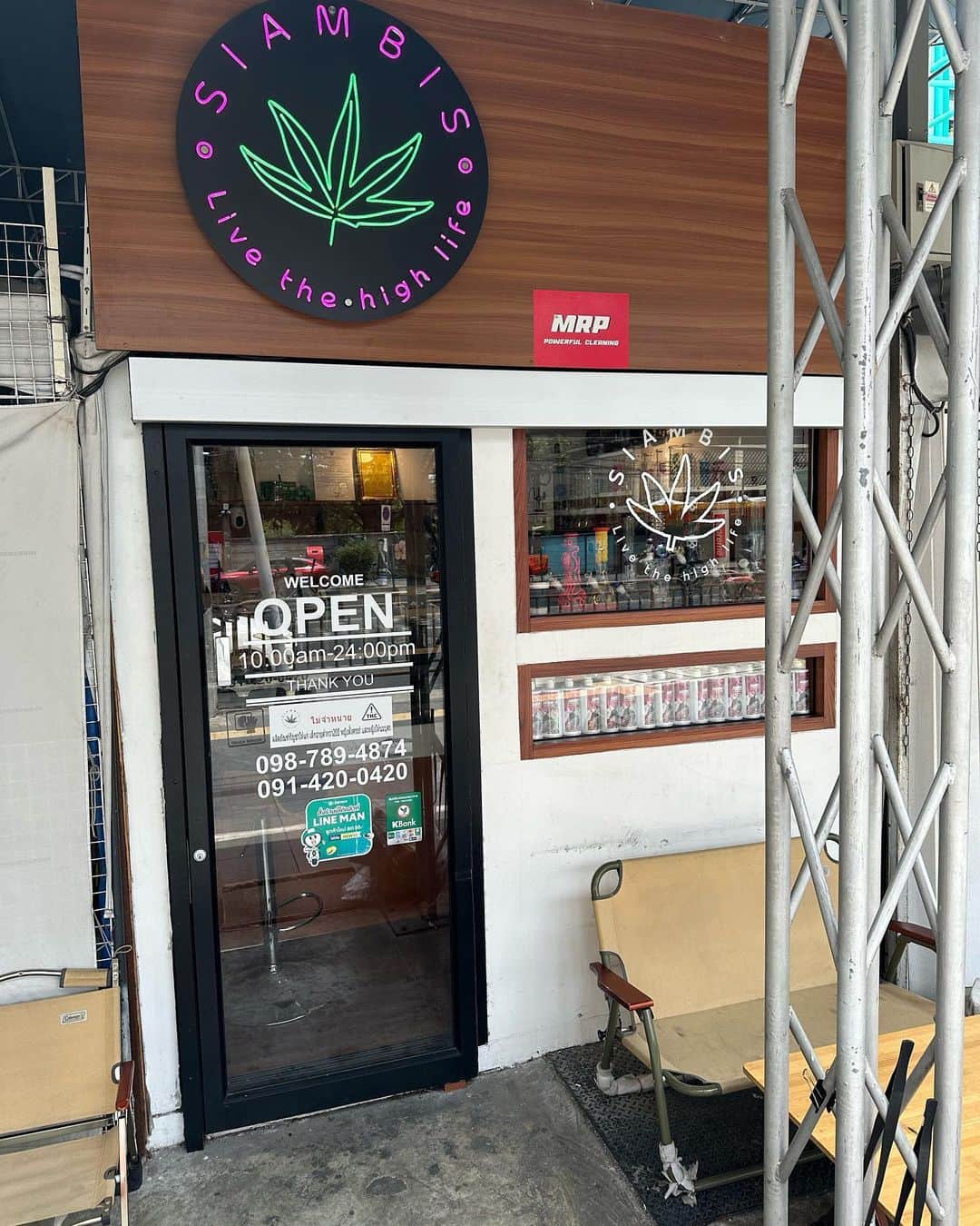 高橋理洋のインスタグラム：「マリファナショップ発見！街中で簡単にマリファナ購入できるよ😄」