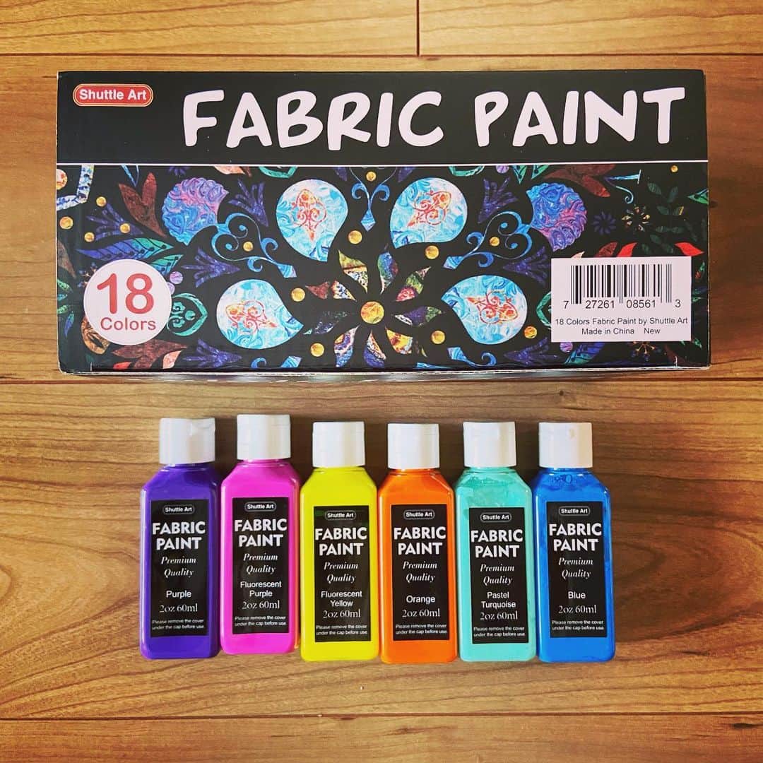 おおたうにのインスタグラム：「ちょっと新しいものを作りたくて、布用絵の具を買ってみた💚 普通のとメタリックの2種類奮発！ いちばんいっぱい入ってるやつにしたんだけど、どうだろう？  しかし、別注の「布」の方に問題発生😑 まだ試し描きできなーい。  #絵の具 #画材 #fabricpainting #shuttleart」