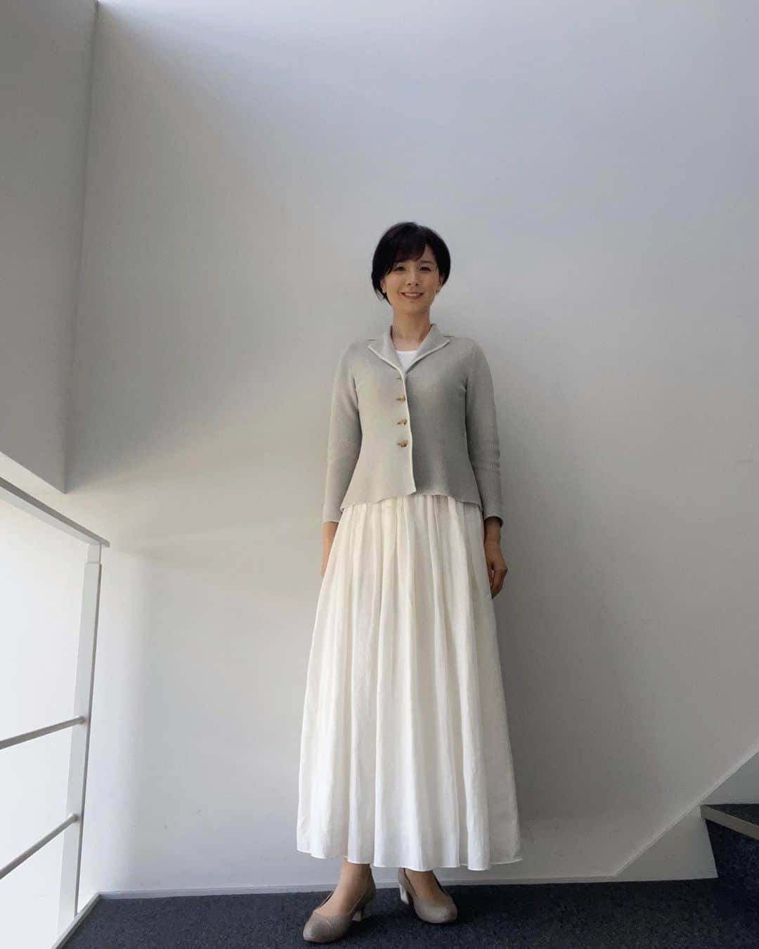 野村真季のインスタグラム：「ANNニュース 着用衣装  5/9 午後ニュース たっぷりとしたスカートがエレガント！ 動画でスカートの動く様子を撮ってみました。  #テレビ朝日 #アナウンサー #アナウンサー衣装 #ootd #40代コーデ #40代ファッション #50代ファッション #大人コーデ #大人ファッション  #野村真季」