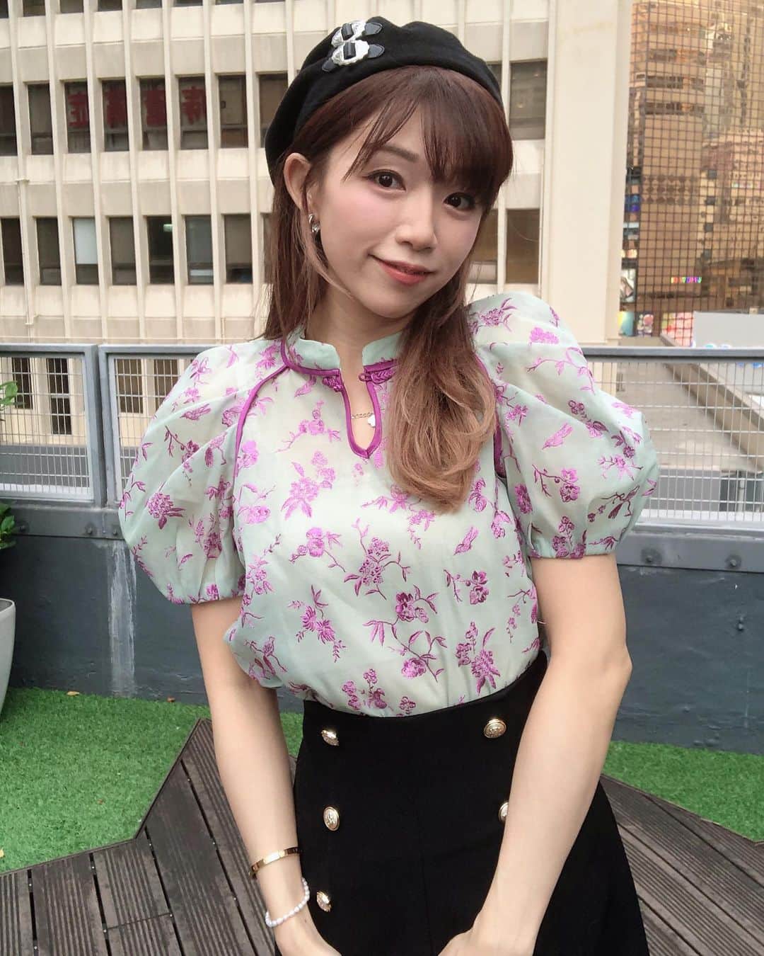 Fleur Fleurのインスタグラム：「新貨又來了✈️📦📦📦✨ 尋晚睇咗直播未啊？🚨🚨🚨 未睇嘅記得睇重溫 因為今次真係介紹咗超多新作 外套款/ top set/ 連身裙/ 下身都有唔好錯過  今次直播小優惠🎁🎀 記得喺直播下面留言同埋like個post 咁就即刻可以獲得$20直播coupon 每一次留言都有一張coupon 越多留言就越多coupon使用架！  歡迎直接訂購📲  WhatsApp我哋有專人回覆🫡🫡🫡  直播裏面介紹嘅全部都係現貨發售 歡迎香港🇭🇰同埋澳門🇲🇴嘅客人 購買兩件嘅話即刻有免費順豐送貨服務添🚚 記得享受呢兩個優惠  門市可以fitting🧸 歡迎WhatsApp查詢:5572 9458 銅鑼灣門市📍: 恩平道52號2樓A室」