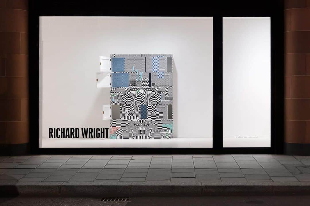 のインスタグラム：「An exhibition of works by Richard Wright closes this Saturday, May 13, at Gagosian, Davies Street, London.  A new site-specific painting at the gallery incorporates the surfaces of an internal door, Wright once again disrupting the traditionally static relationship between artwork and viewer by drawing attention to an architectural feature that, while habitually considered purely functional, maintains a rich symbolic history. Painting on a large twentieth-century wood solicitor’s deeds cabinet, Wright recasts the still-functional piece as a vessel of abstract visuality. The gridded design, characteristic of his most recent work, suggests patchwork quilts or tiled walls, while also evoking the dizzying retinal effects of Op art. Follow the link in our bio for more information. __________ #RichardWright #Gagosian Installation views, "Richard Wright," Gagosian, Davies Street, London, March 29–May 13, 2023. Artwork © Richard Wright. Photos: Lucy Dawkins (@luludelieu)」