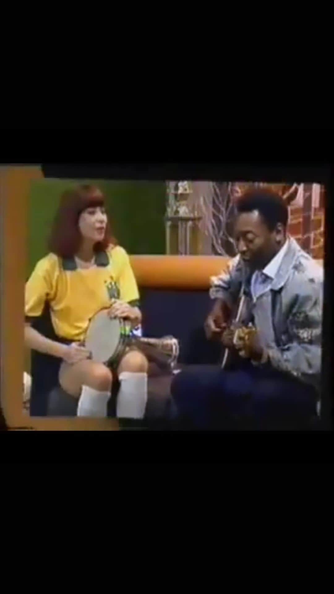 ペレのインスタグラム：「Hoje uma das cantoras mais icônicas do Brasil se despede de nós. A Pelé Foundation lamenta profundamente o falecimento de Rita Lee. Transmitimos nosso profundo pesar aos amigos e familiares. Esperamos que o Rei do Futebol e a Rainha do Rock brasileiro se encontrem no céu tocando este mesmo samba. . Today one of the most iconic singers in Brazil says goodbye to us. The Pelé Foundation deeply regrets the passing of Rita Lee. We convey our deep condolences to friends and family. We hope that the King of Football and the Queen of Brazilian Rock meet in heaven playing the same samba.」
