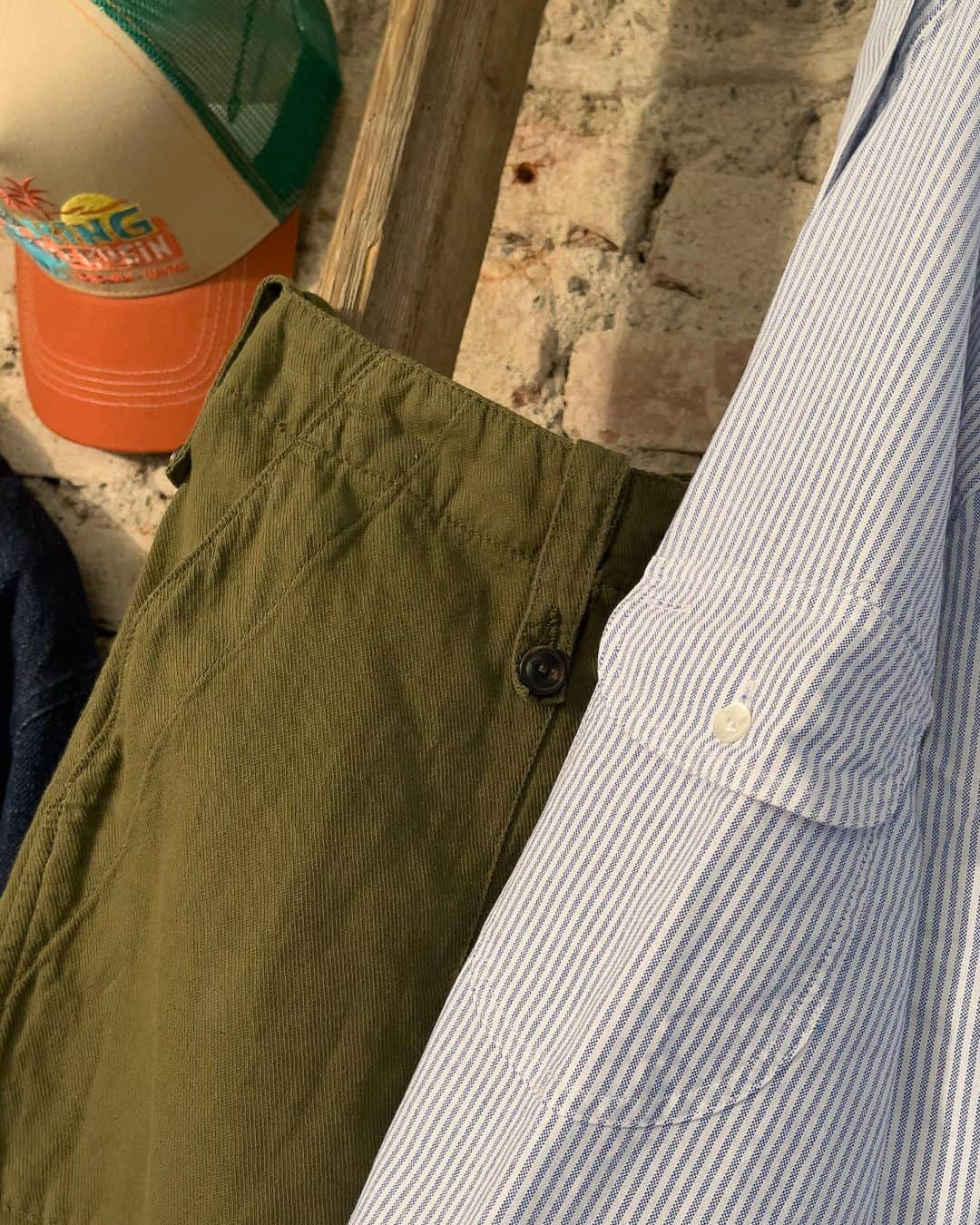 ヴィンテージ55さんのインスタグラム写真 - (ヴィンテージ55Instagram)「Outfit proposal featuring our latest cotton/linen OG Green fatigue pant & the evergreen Oxford shirt… Need more layers? Let’s add some blue indigo shades with our denim jacket and the washed indigo sweater.」5月10日 1時01分 - vintage55official