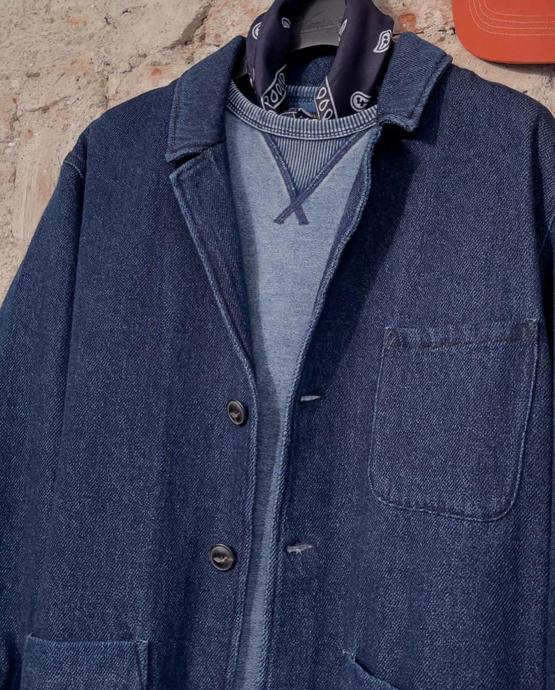 ヴィンテージ55さんのインスタグラム写真 - (ヴィンテージ55Instagram)「Outfit proposal featuring our latest cotton/linen OG Green fatigue pant & the evergreen Oxford shirt… Need more layers? Let’s add some blue indigo shades with our denim jacket and the washed indigo sweater.」5月10日 1時01分 - vintage55official