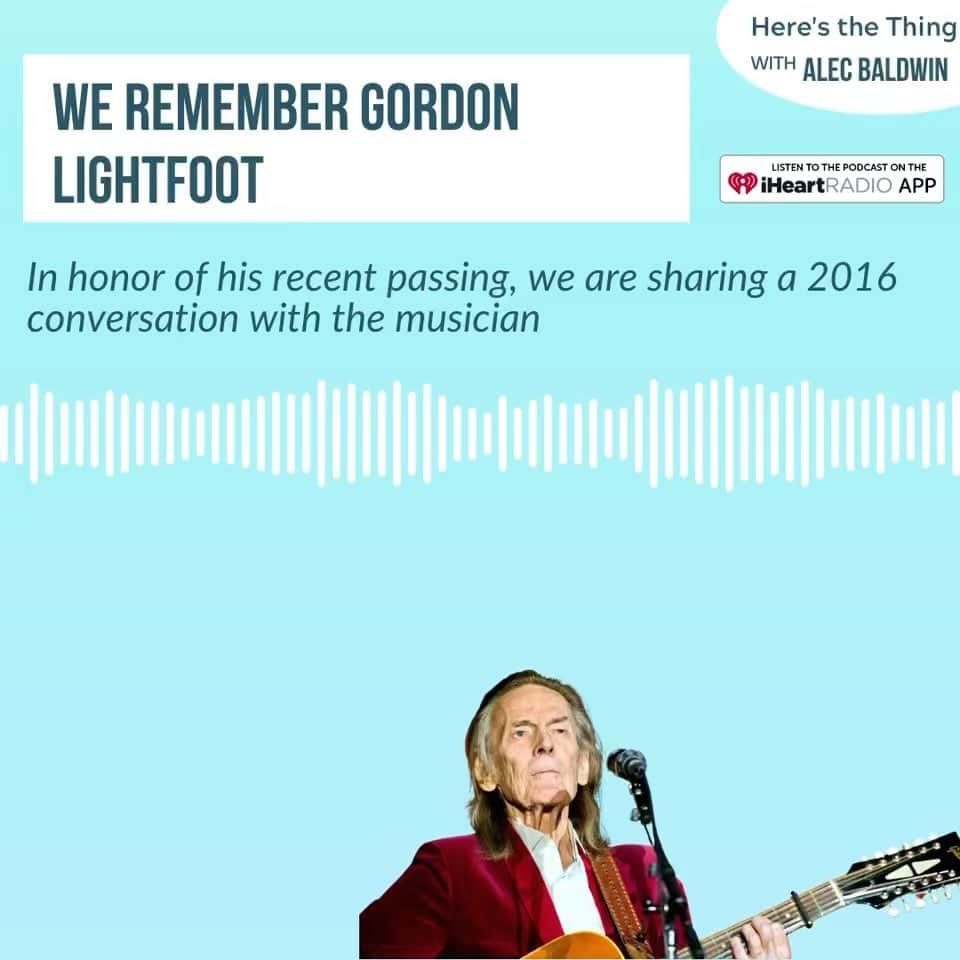 アレック・ボールドウィンのインスタグラム：「Last week, we lost the great singer-songwriter Gordon Lightfoot. In honor of his passing, today on Here’s The Thing, we are sharing my 2016 conversation with the musician.  Over the course of a career that lasted more than half a century, Canadian singer-songwriter Gordon Lightfoot achieved global stardom and exceptional influence.  Lightfoot tells me about fitting a feeling to a melody, why he owed his first hit record to an exec’s girlfriend, and how he wrote “The Wreck of the Edmund Fitzgerald” by pulling lines straight from the newspaper.   Listen to the new episode now at the link in my bio.」