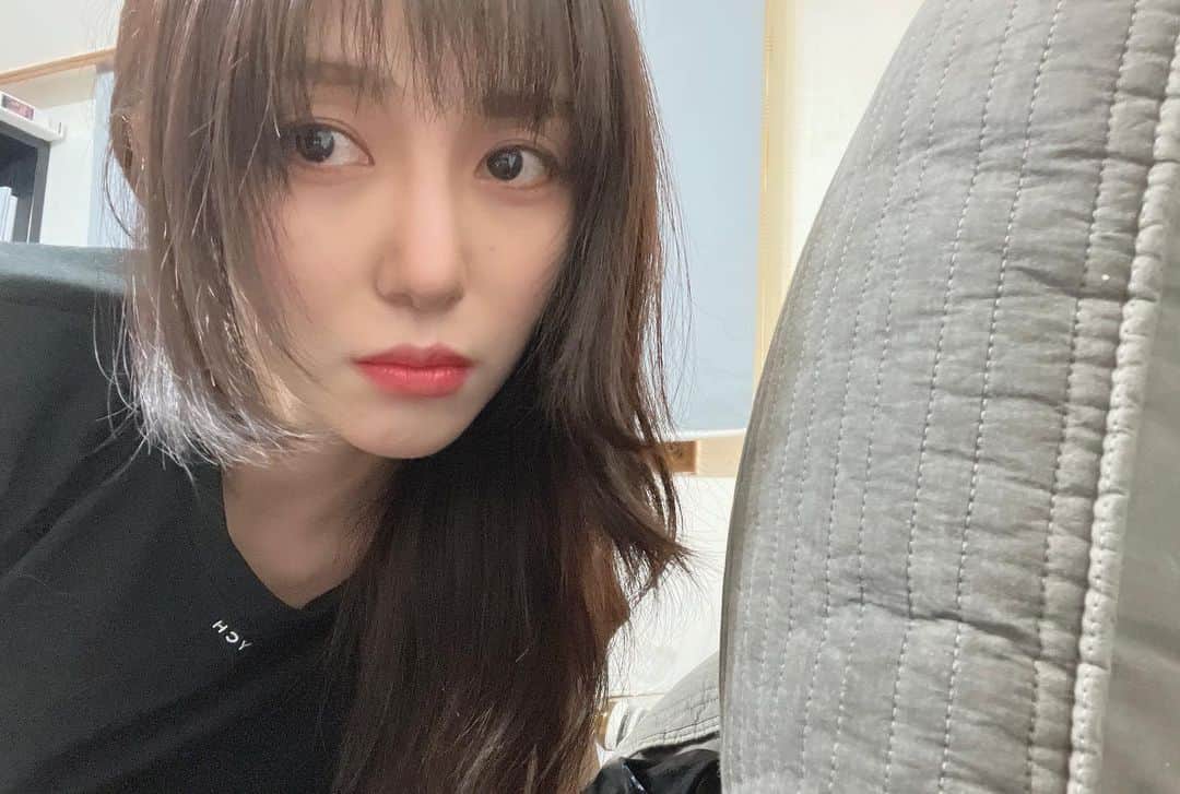 ミナのインスタグラム：「앞머리를 짤라 말아..」