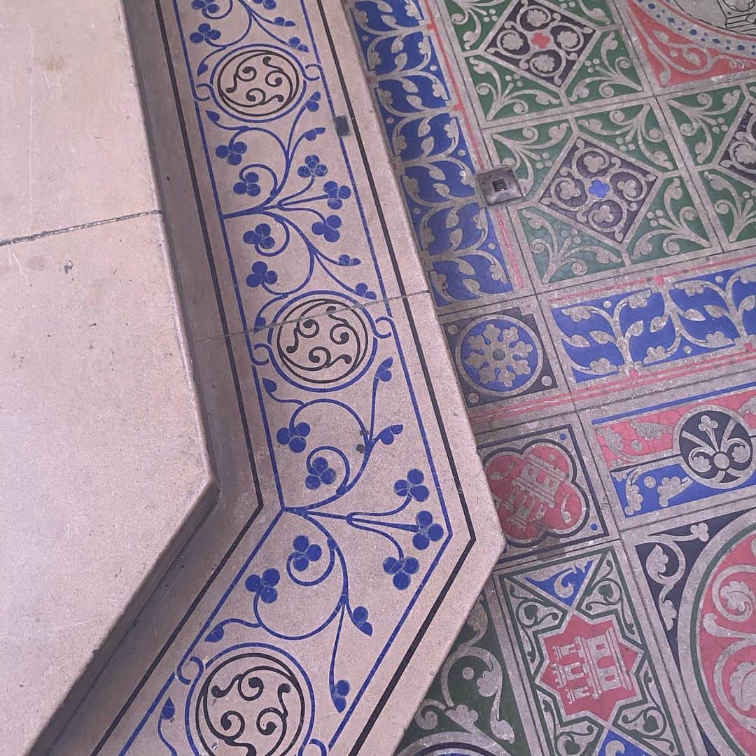 アデルのインスタグラム：「Motif inspiration from saint chapelle, Paris  #paris #saintchapelle #inspiration」