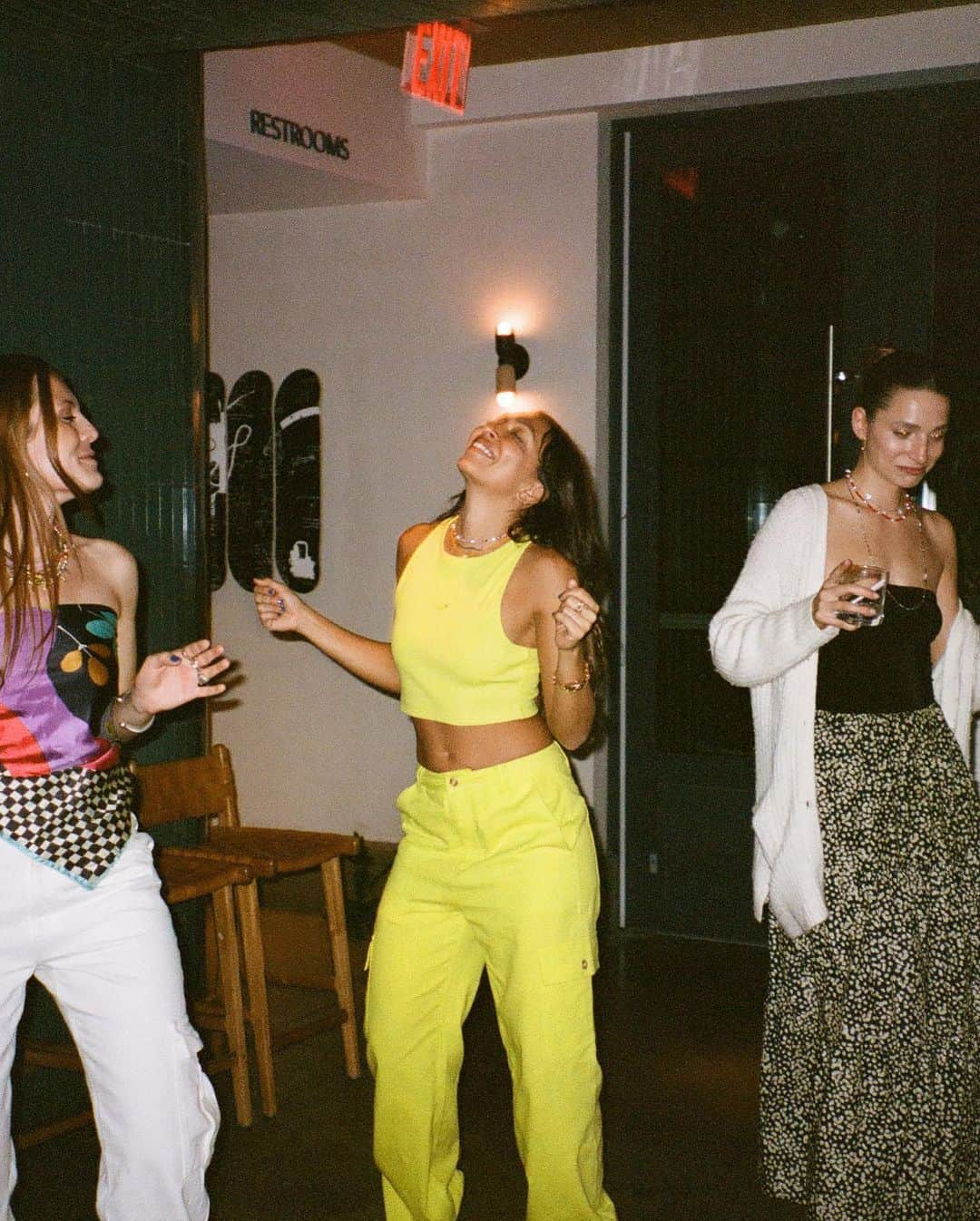 ケイト・ボスワースさんのインスタグラム写真 - (ケイト・ボスワースInstagram)「Lavender crop on film + @tiarabellaaa breaking hearts in our yellow cargo pants / crop  duo ⚡️⚡️⚡️dropping @roxy tomorrow…… 👀」5月10日 1時05分 - katebosworth