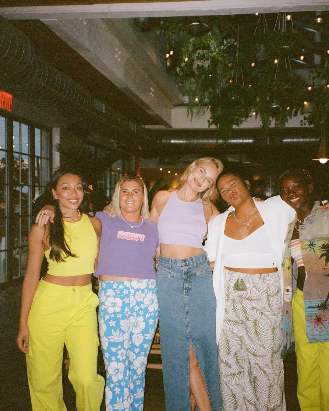 ケイト・ボスワースさんのインスタグラム写真 - (ケイト・ボスワースInstagram)「Lavender crop on film + @tiarabellaaa breaking hearts in our yellow cargo pants / crop  duo ⚡️⚡️⚡️dropping @roxy tomorrow…… 👀」5月10日 1時05分 - katebosworth