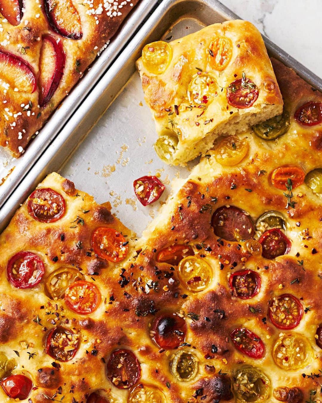 マーサ・スチュワートさんのインスタグラム写真 - (マーサ・スチュワートInstagram)「Stunning to look at and equally as delicious to snack on, this homemade bread is a piece of edible art. Garlic and thyme are perfect partners for the juicy cherry tomatoes that top this easy focaccia. Plus, minimal dough handling means the bread requires just 15 minutes of prep. Get the recipe at the link in our bio. 📷: @pissinginthepunchbowl」5月10日 1時06分 - marthastewart