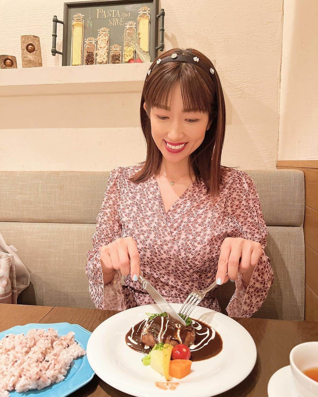 庄司ゆうこさんのインスタグラム写真 - (庄司ゆうこInstagram)「自由が丘にあるヴィーガンレストラン @tsrestaurant_jpでランチしてきたよ🌟 お肉や魚介類、卵・乳製品をいっさい使用せずに、新鮮な野菜と大豆ミートや豆乳など植物性の食材だけで美味しさにこだわったメニューばかり❣️メニューも豊富で何にしようか迷ったけど、大豆ミートのハンバーグを頂きました✨雑穀米と相性が良く、ハンバーグの味もしっかりしていてめちゃくちゃ美味しかったです🥺❤️罪悪感ないのでドリアまで頂いちゃいました😆←調子に乗って食べ過ぎた。笑 自由が丘、久しぶりに行ったけどお店もたくさんあって素敵な街だなぁ☺️ Luz自由が丘 @luz.jiyugaoka 目黒区自由が丘2-9-6　Luz自由が丘B1F #luz自由が丘 #ラズ自由が丘 #自由が丘 #自由が丘情報　#自由が丘グルメ　#自由が丘スイーツ#自由が丘カフェ#pr #自由が丘ランチ　#自由が丘散策　#東横線グルメ#大井町線グルメ　 #tsレストラン #tsレストラン自由が丘 #ヴィーガンレストラン #vegan #veganrestaurant #veganfood #jiyugaoka」5月10日 1時10分 - yuko.shoji