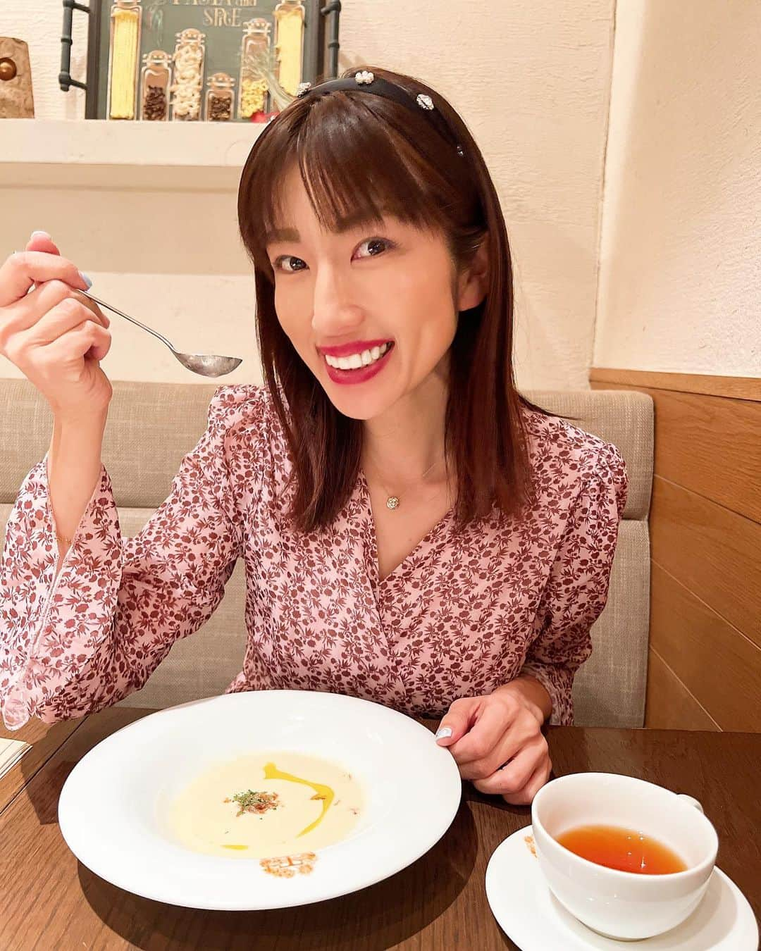 庄司ゆうこさんのインスタグラム写真 - (庄司ゆうこInstagram)「自由が丘にあるヴィーガンレストラン @tsrestaurant_jpでランチしてきたよ🌟 お肉や魚介類、卵・乳製品をいっさい使用せずに、新鮮な野菜と大豆ミートや豆乳など植物性の食材だけで美味しさにこだわったメニューばかり❣️メニューも豊富で何にしようか迷ったけど、大豆ミートのハンバーグを頂きました✨雑穀米と相性が良く、ハンバーグの味もしっかりしていてめちゃくちゃ美味しかったです🥺❤️罪悪感ないのでドリアまで頂いちゃいました😆←調子に乗って食べ過ぎた。笑 自由が丘、久しぶりに行ったけどお店もたくさんあって素敵な街だなぁ☺️ Luz自由が丘 @luz.jiyugaoka 目黒区自由が丘2-9-6　Luz自由が丘B1F #luz自由が丘 #ラズ自由が丘 #自由が丘 #自由が丘情報　#自由が丘グルメ　#自由が丘スイーツ#自由が丘カフェ#pr #自由が丘ランチ　#自由が丘散策　#東横線グルメ#大井町線グルメ　 #tsレストラン #tsレストラン自由が丘 #ヴィーガンレストラン #vegan #veganrestaurant #veganfood #jiyugaoka」5月10日 1時10分 - yuko.shoji