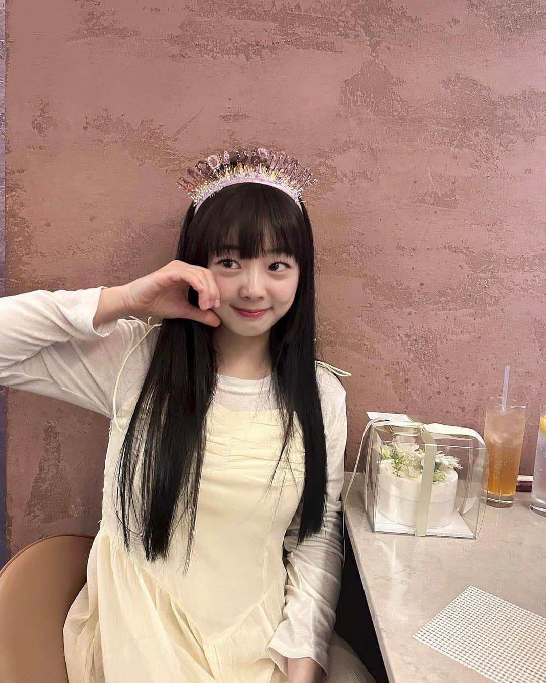 ユ・ボファさんのインスタグラム写真 - (ユ・ボファInstagram)「5월9일 보화의생일 많이 축하해주셔서 감사합니다🥰❤️  오늘 저는 맛있는 소고기 오마카세 잔뜩먹고 하루를 마무리하려는 찰나에 남자친구가 예쁜 꽃다발을 들고 나타났어요🤭  저의 가족들 친구들 지인들 그리고 저를 알고 있는 여러분들 모두 너무 소중해💕  오늘 좋은꿈꿔요 모두 고생많았어요🙌🏻  #보화생일축하해 #보화야사랑해」5月10日 1時13分 - yoobohwa