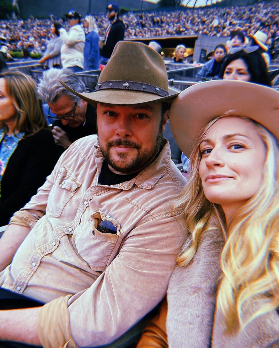 ベス・ベアーズのインスタグラム：「Mama's DO let your babies grow up to be cowboys 🌙💫💛🤠🐴」